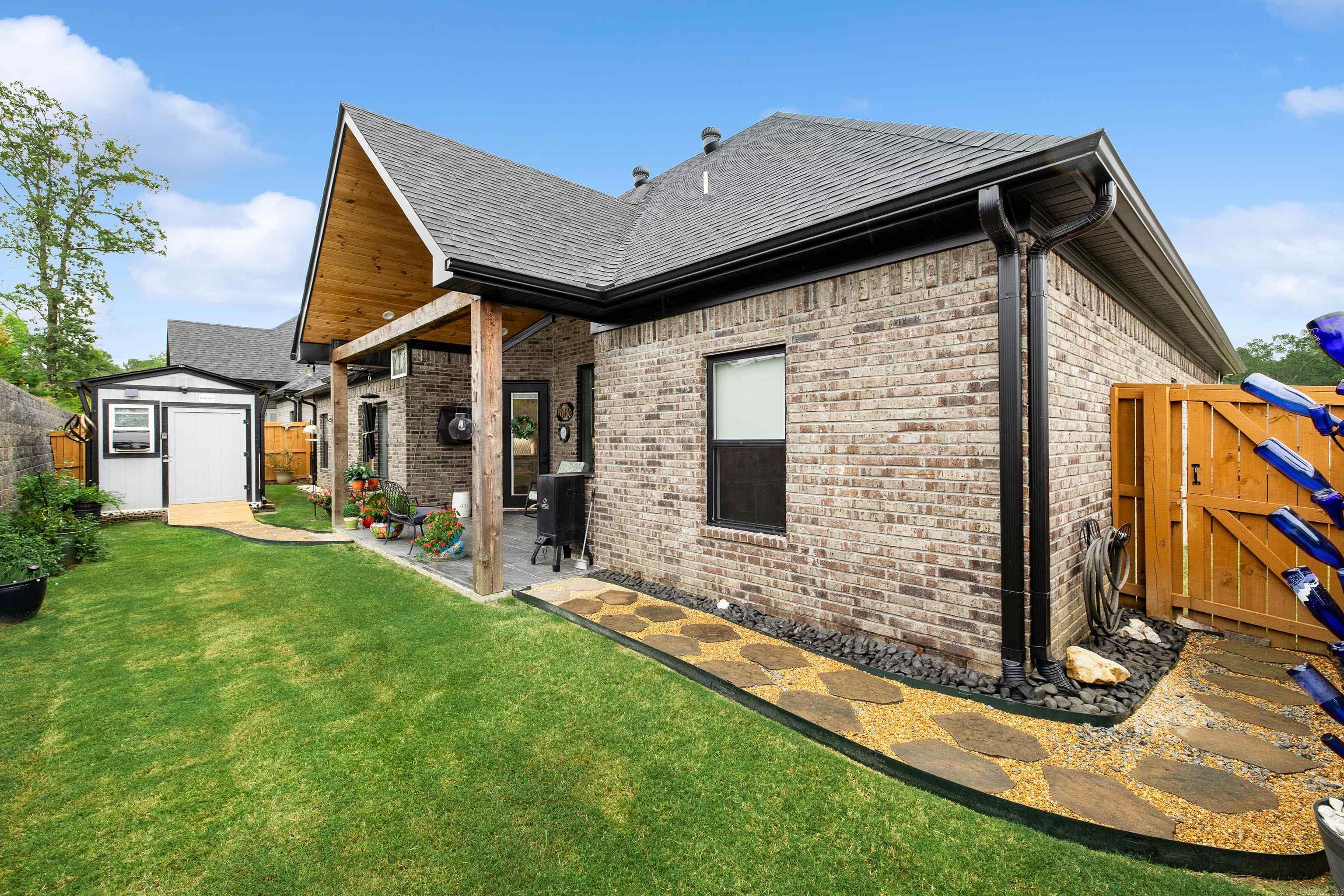 HURRICANE GARDENS - Residential