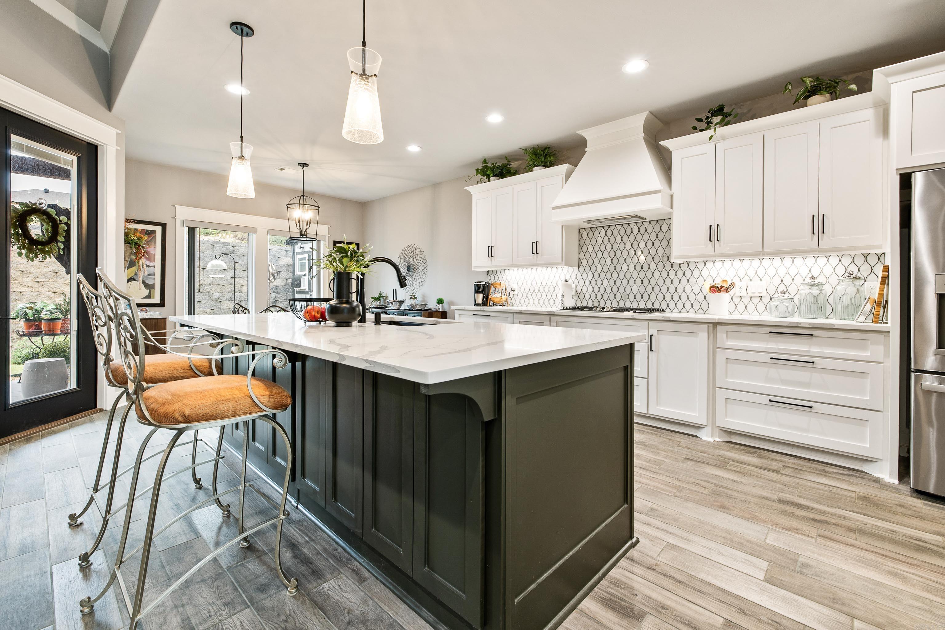HURRICANE GARDENS - Residential