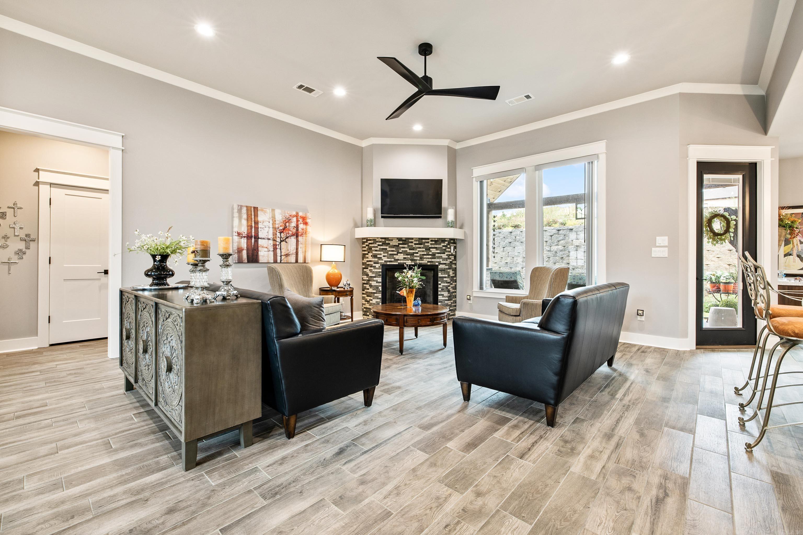 HURRICANE GARDENS - Residential