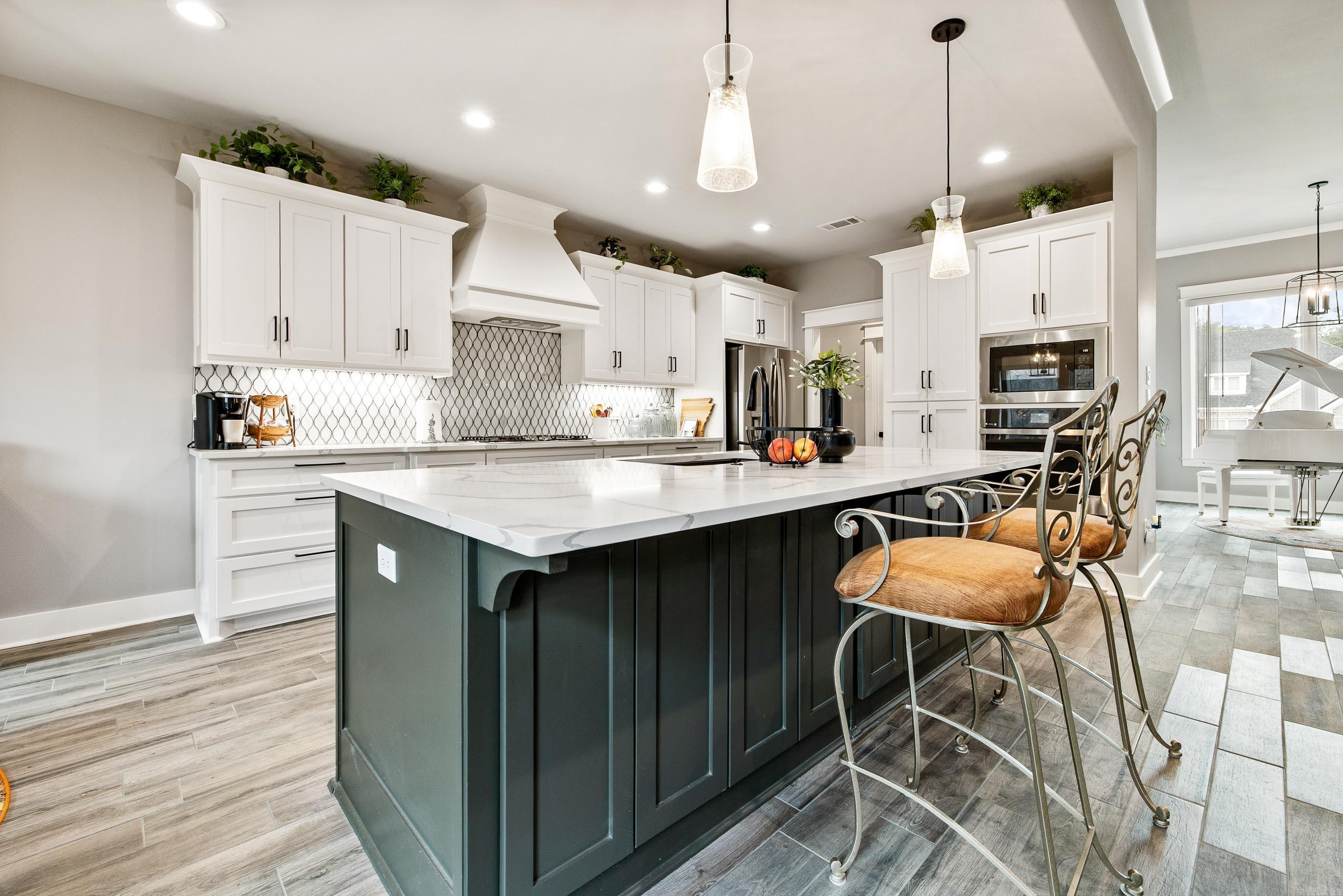 HURRICANE GARDENS - Residential