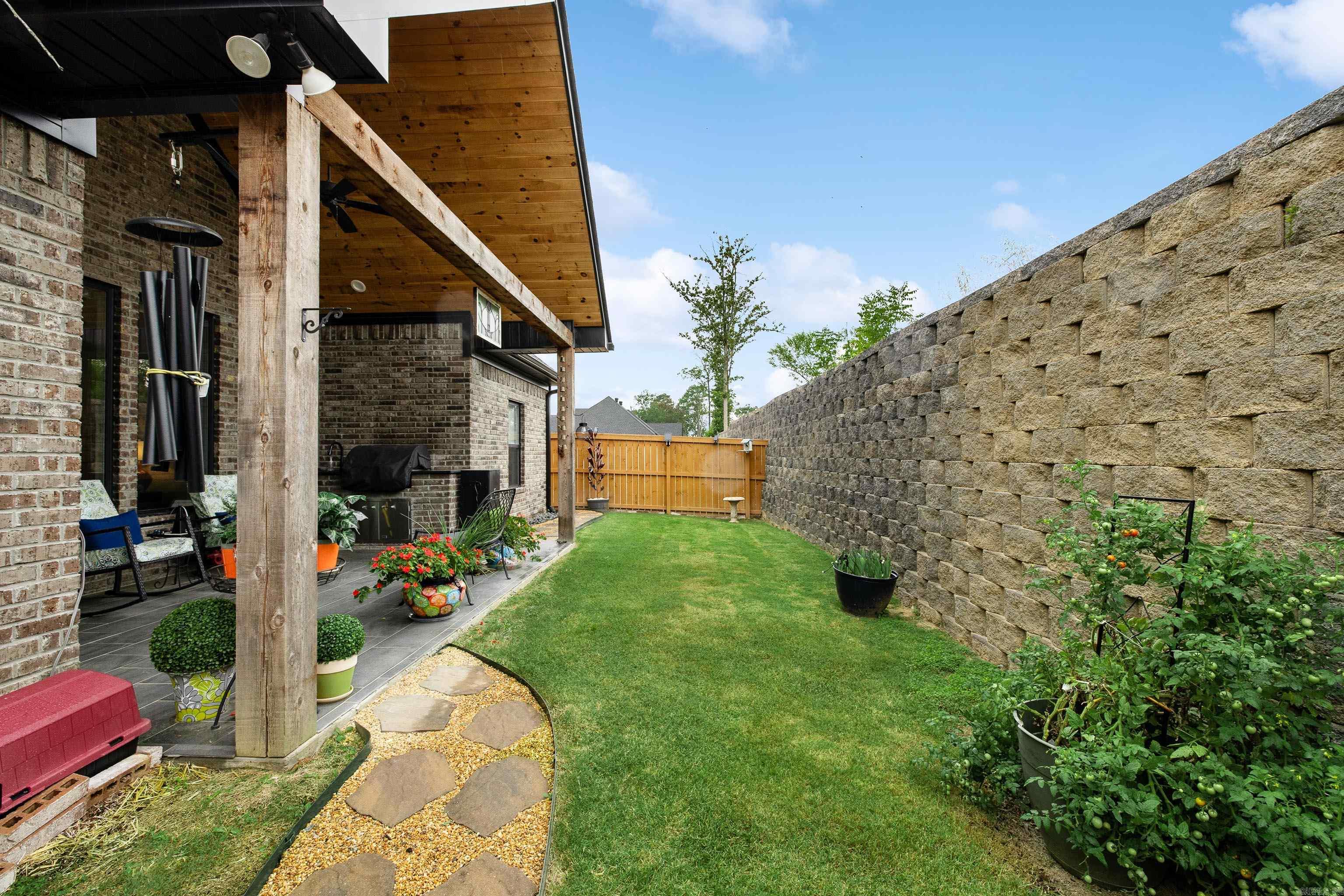 HURRICANE GARDENS - Residential