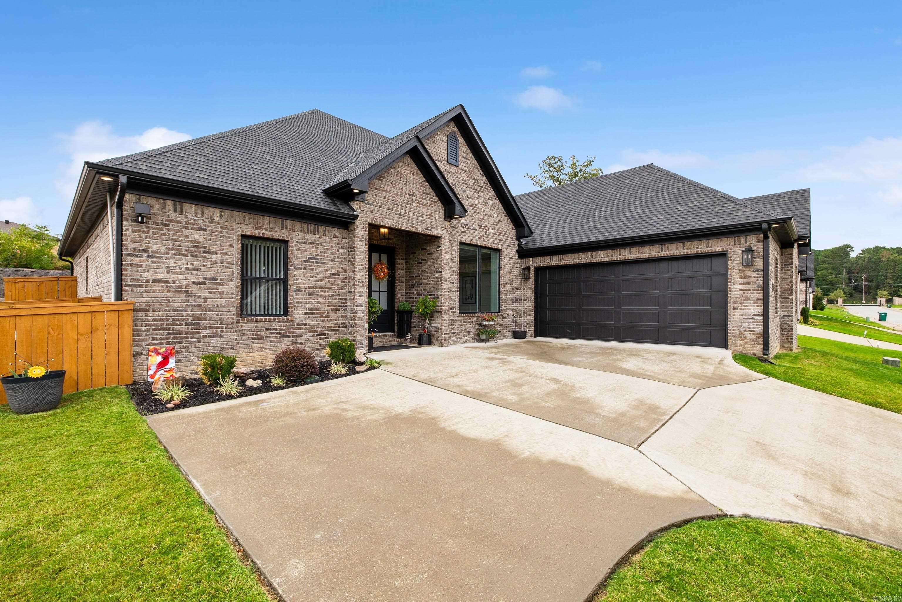 HURRICANE GARDENS - Residential