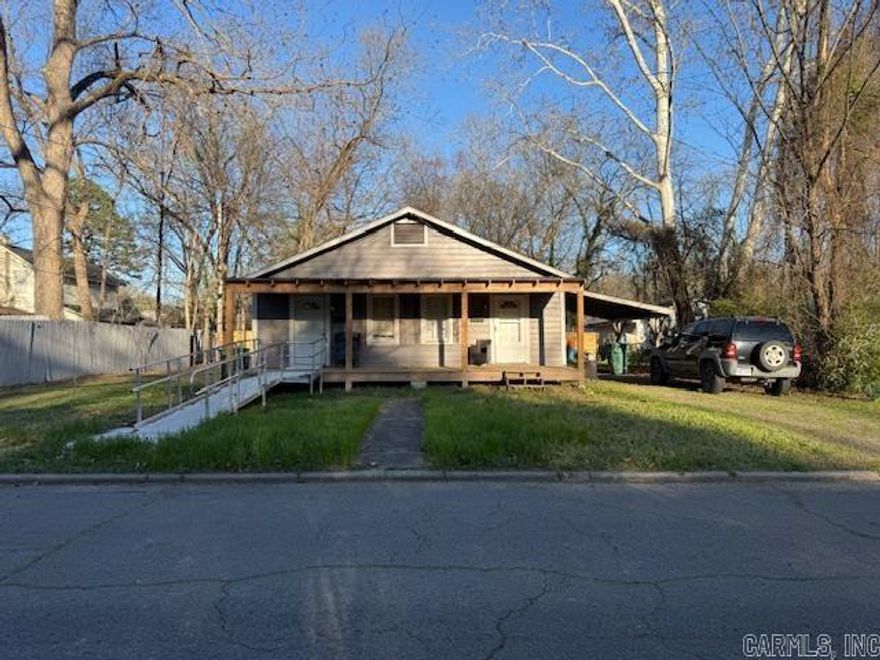 Old Conway Duplex!! So close to UCA and CBC! Each unit brings in $725 monthly. Long term tenants, in a great area! Great investment property! 1 bed and 1 bath in each unit.