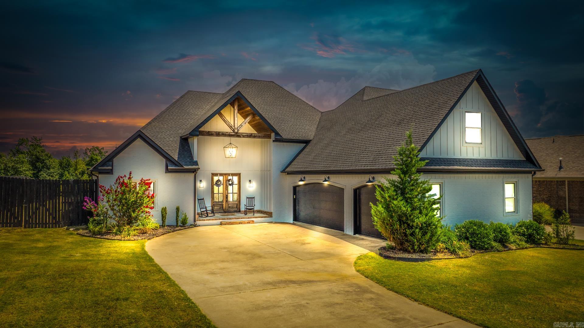 Beautiful home in The River Plantation with everything you need! Enjoy this spacious home that is perfect for entertaining and so many extras.