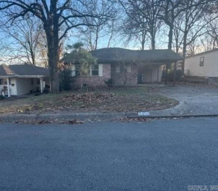 Don't miss out on making this traditional brick 4 bedroom 2 bathroom your own. Conveniently located in Midtown near Meriwether Park. Sold As Is.