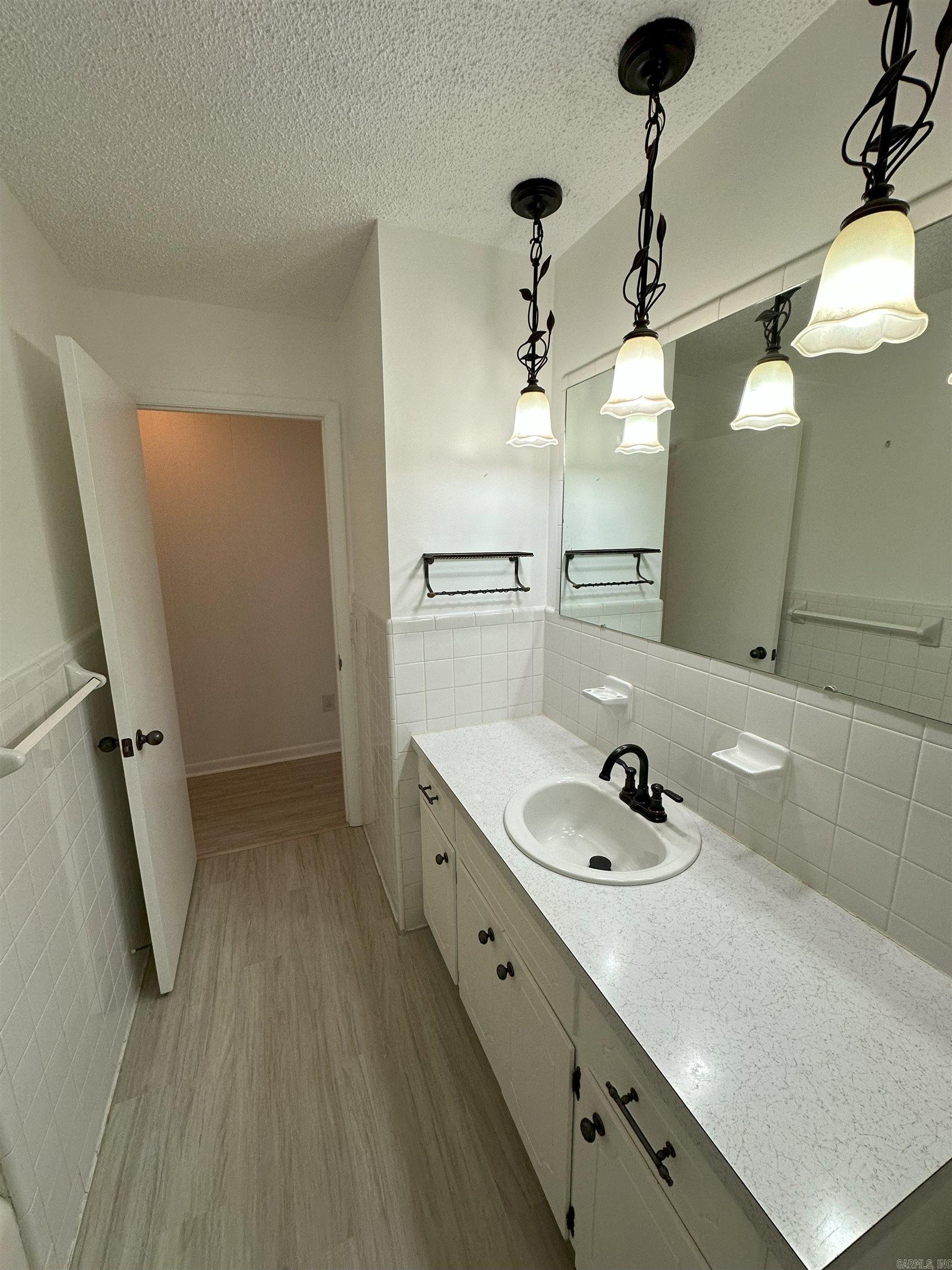 SKYPOINT ESTATES - LAKE - Residential