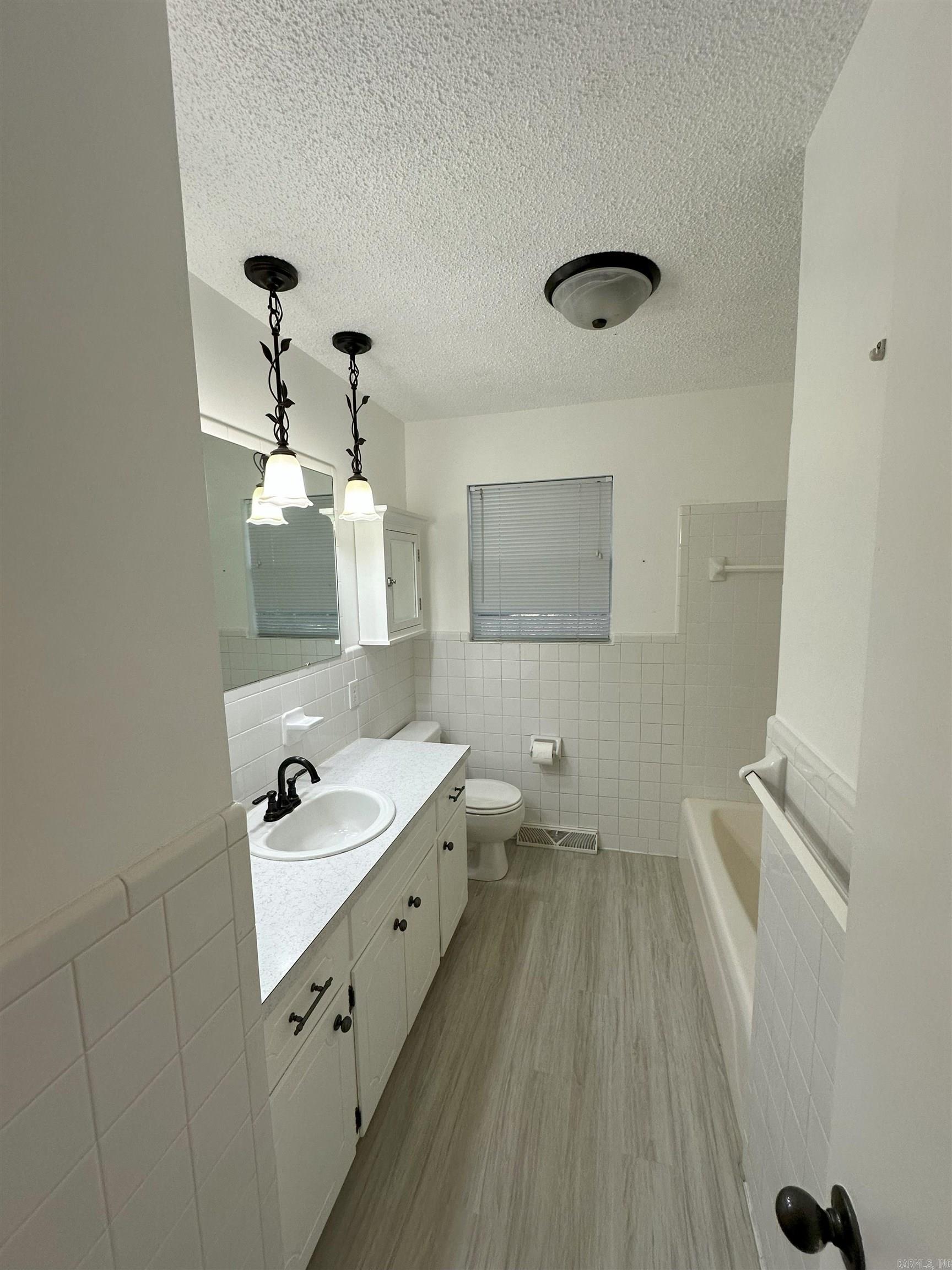SKYPOINT ESTATES - LAKE - Residential