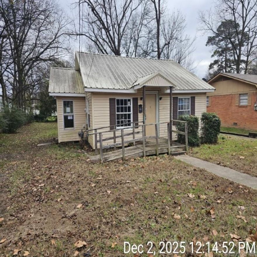 Looking for a starter home or your next investment home? This one is a little diamond! Just needs a little TLC to make it the perfect home! 2 large bedrooms are separated by 1 bathroom, the living room and kitchen are large and there is a separate laundry room. The large back yard and back deck are the perfect entertaining area. Get this one before its gone! Agents read confidential remarks.