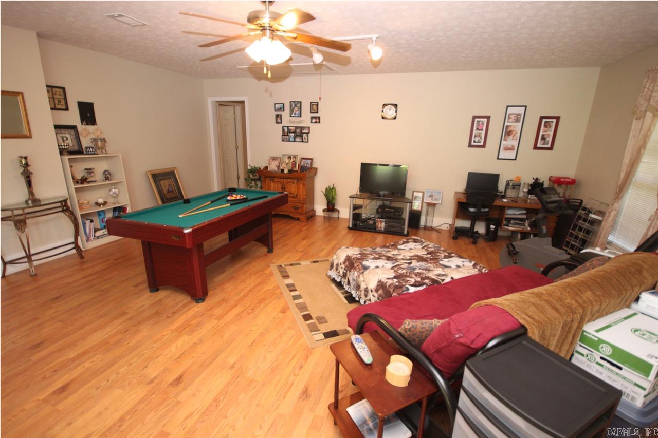 CREEKSIDE COUNTRY - Residential