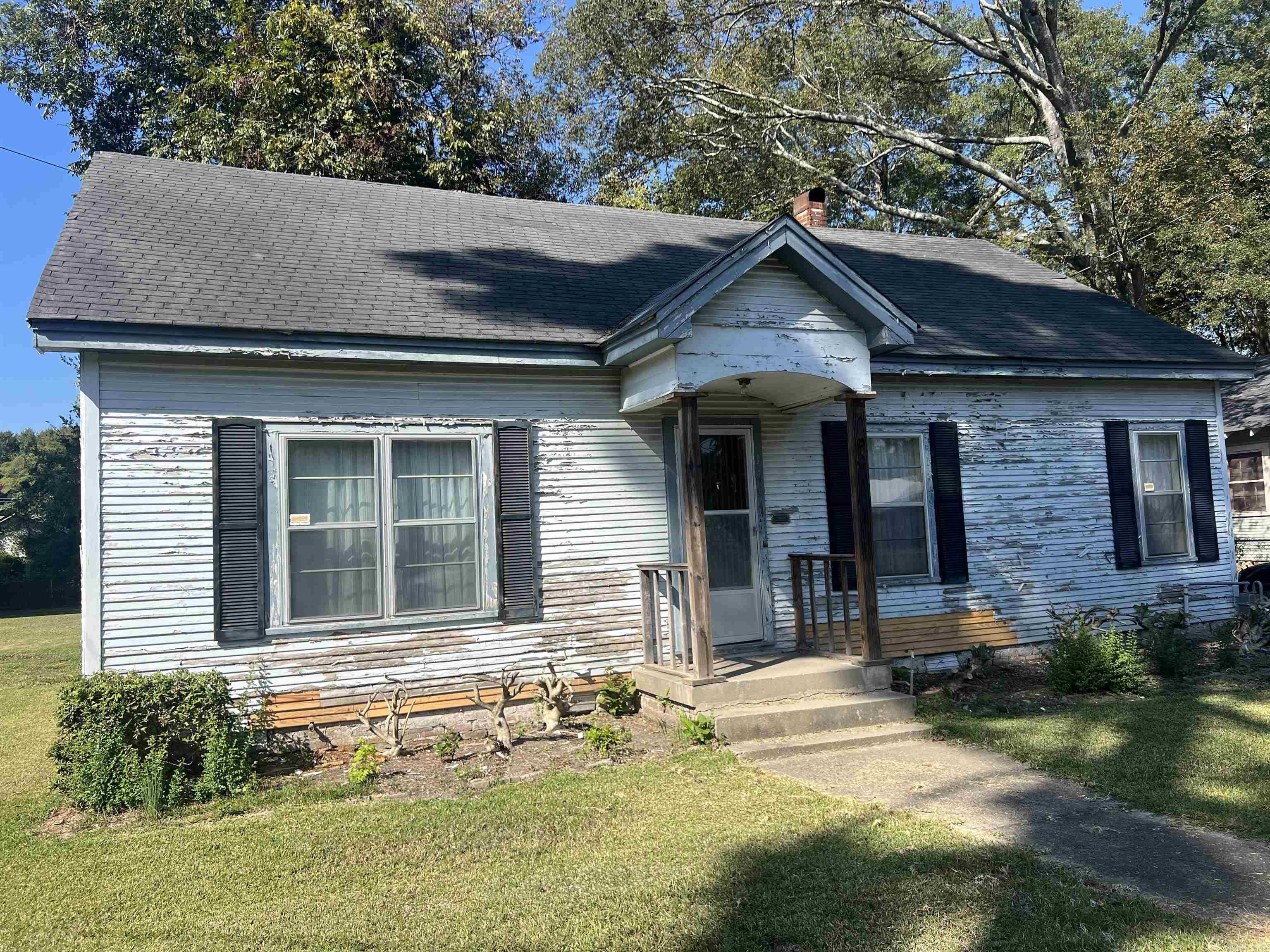 Nicely kept three bed two bath home. This home has a 20x37 shop perfect for storage, and hobbies situated on a half acre fenced in yard, tongue and groove pine paneling, spacious bedrooms, nice size kitchen, formal dining room, formal living room with gas log fire place and a cozy den with built ins.