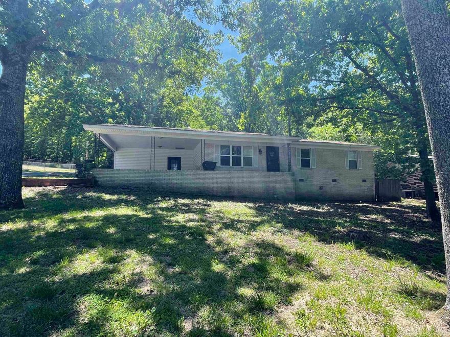 This beautiful 3 bed 2 bath home is ready for you to make it home. It features a large kitchen, enclosed back porch and within walking distance to lake Hamilton. Take a look today before it's gone.