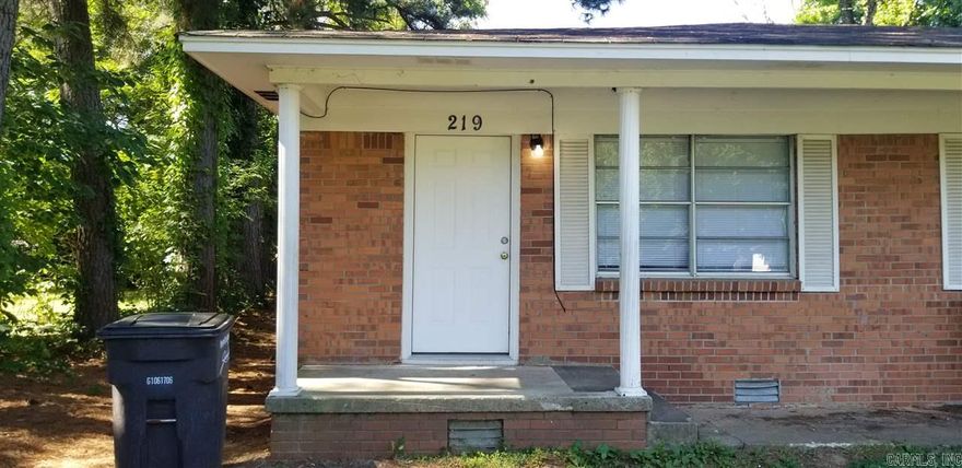 2 bedroom 1 bath unit in duplex available. Lease terms 12 months, $500 deposit, $35 application fee. No pets. Apply online at c21prjxrentals.com