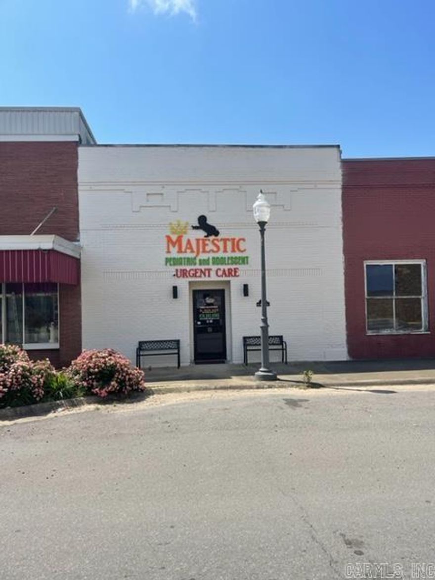 MANY USES- RETAIL, OFFICE/PROFESSIONAL, MEDICAL CLINIC, STORAGE, OR MINI-WAREHOUSE OR WHATEVER BUSINESS YOU DESIRE. IT HAS 3 RESTROOMS, A KITCHEN AREA, WAITING ROOM, A SECURE ROOM AND MANY INDIVIDUAL ROOMS. COMMERCIAL GLASS DOOR. LOCATED CLOSE TO THE POLICE DEPARTMENT & BESIDE MEADORS PHARMACY.