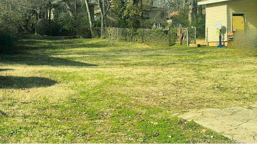 LAST DAYS TO GET A Final Permit-Ready Duplex Lot in Heights Overlay! The last available lot in this coveted district — fully entitled and ready to build. CUP approved (10-0), 1-story duplex design with no variances, setbacks met, 3 off-street parking spaces, fire/drainage compliant, and no HOA restrictions. One lot, two doors — double the ROI potential. Only 1 month left on this listing. Secure the final duplex-ready site today and turn opportunity into lasting returns!
