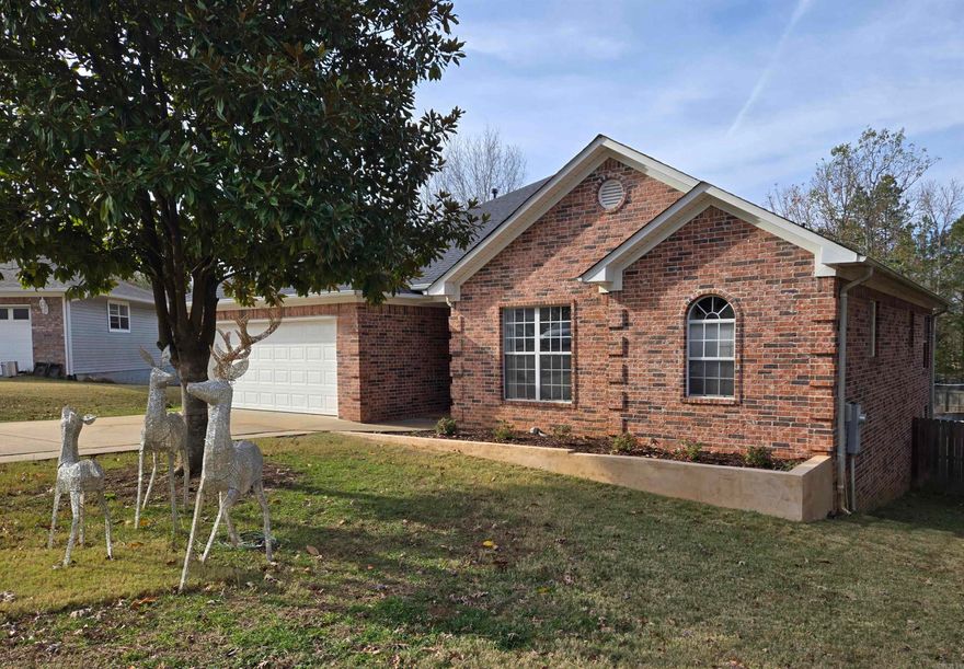 Beautiful 3 bed, 2 bath home in a quiet Maumelle cul-de-sac with large, private backyard overlooking partially wooded greenspace. This home features recent updates including a new roof (October 2025), kitchen quartz countertops and backsplash (2024), new HVAC motor (2025), and updated landscaping.