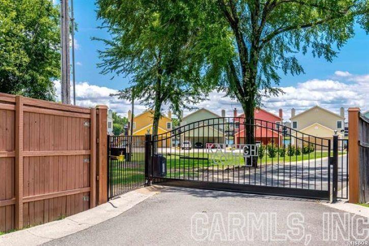 Welcome to this incredible open concept home on beautiful Lake Hamilton. Completely updated kitchen offering supreme quality and innovative excellence with premier natural stone quartz counters, anatolia's ceramic tile backsplash, premium Bellewood flooring and stainless steel appliances. Perfect for enteraining with lake views off the main living area or from your private balcony primary bedroom en-suite. Swim, boat, fish or watch the beautiful sunsets from the pier or boardwalk. Private, gated, Kaleigh Court lake homes, a spectacular little community offering lake living at its finest. Agent Owned