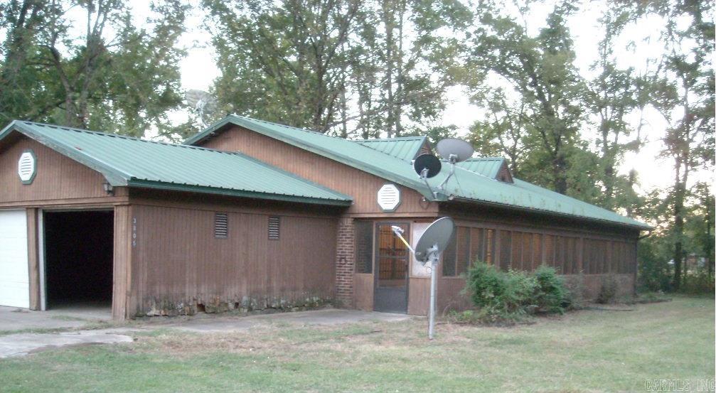 GIVE US A CALL FOR A SHOWING OF THIS COUNTRY HOME LOCATED JUST A COUPLE OF MILES FROM HOPE ARKANSAS. THIS HOME HAS 3 BEDROOMS AND 2 BATHS. THE SCREENED IN FRONT PORCH IS THE LENGTH OF THE HOME AND HAS A SWING ON THE END. THE BACK YARD IS FENCED IN AND HAS ANOTHER ACRE BEHIND THE FENCE. THE BACK 1 ACRE HAS BEEN BALED LATELY AND GOT 3 ROUND BALES OFF OF IT. IT IS GOOD GRASS FOR A HORSE OR A COW.
