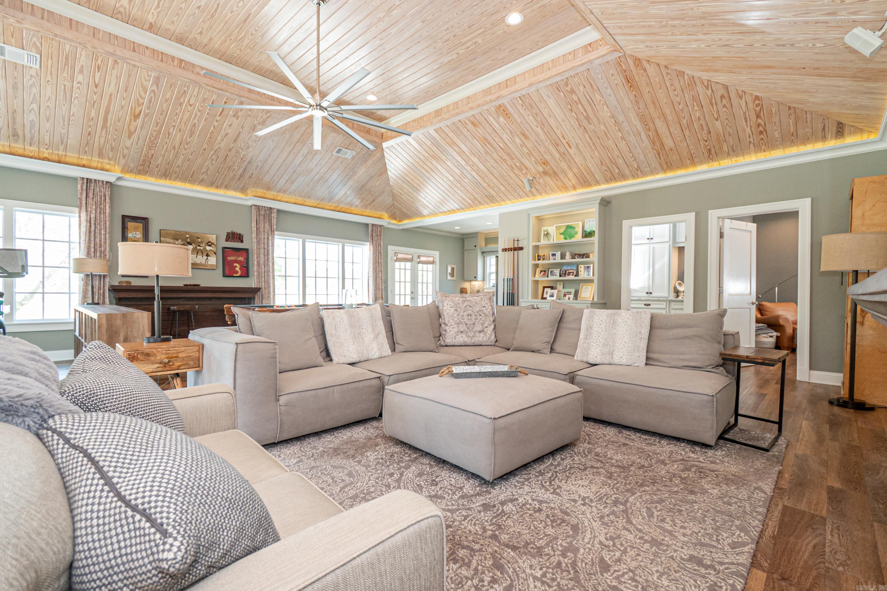 COUNTRY CLUB COLONY - Residential