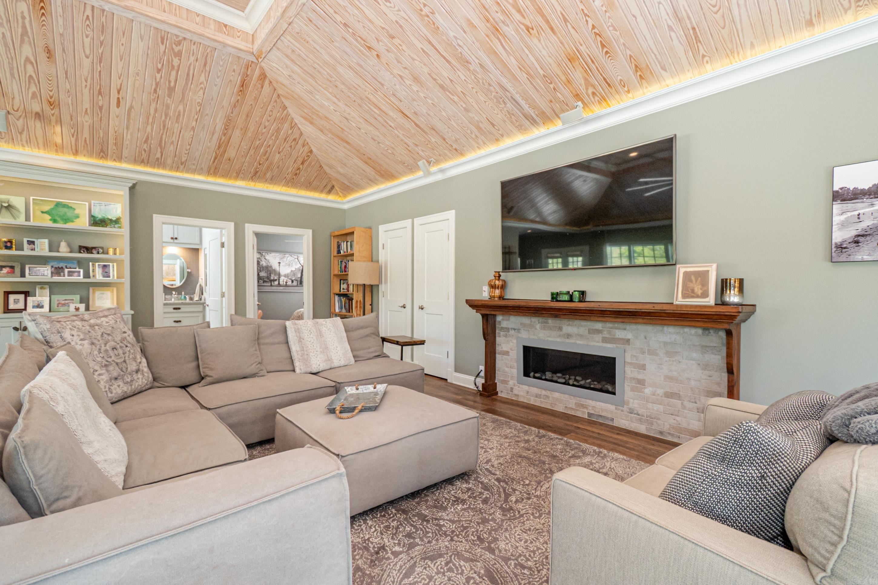 COUNTRY CLUB COLONY - Residential