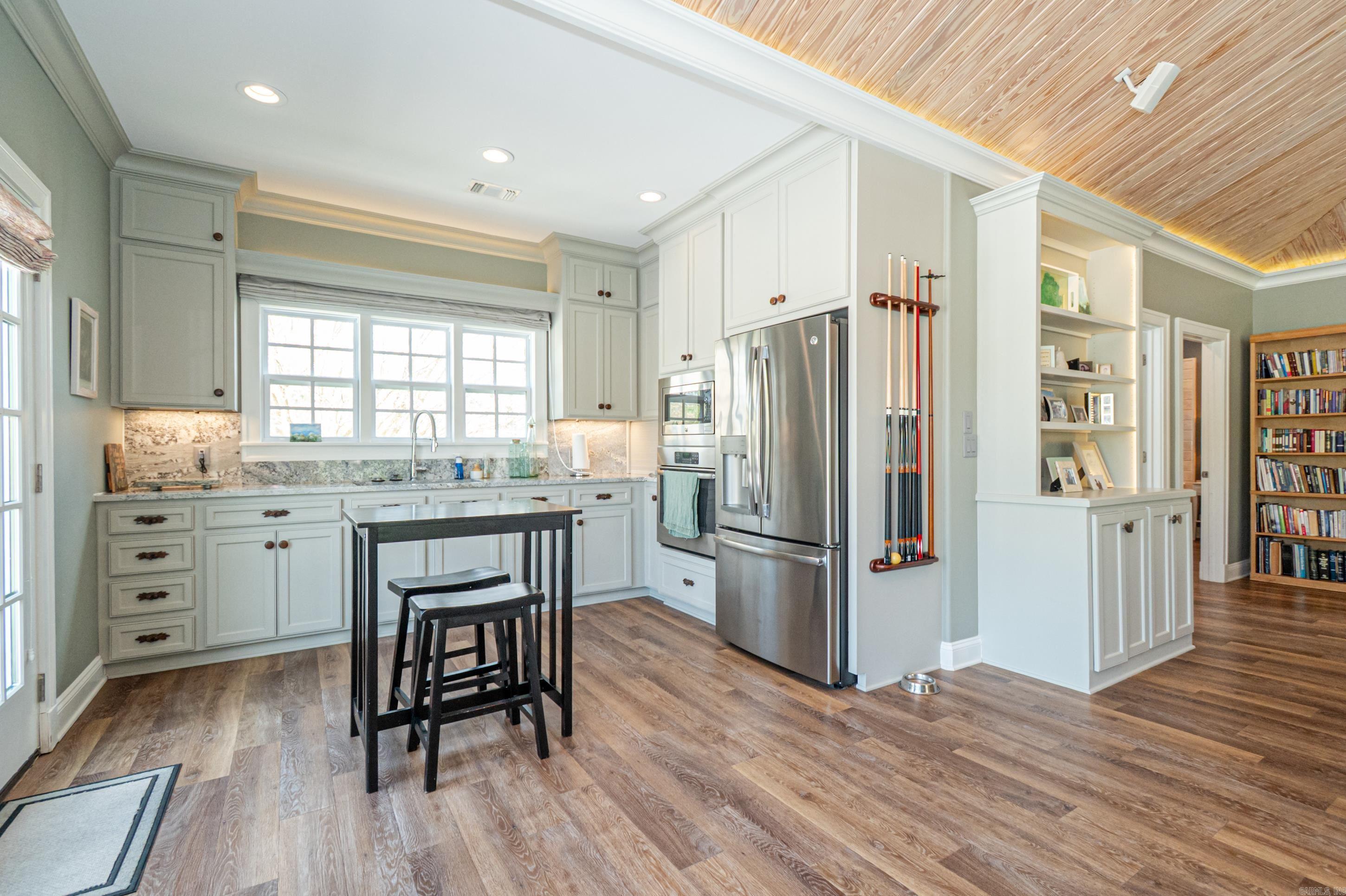 COUNTRY CLUB COLONY - Residential