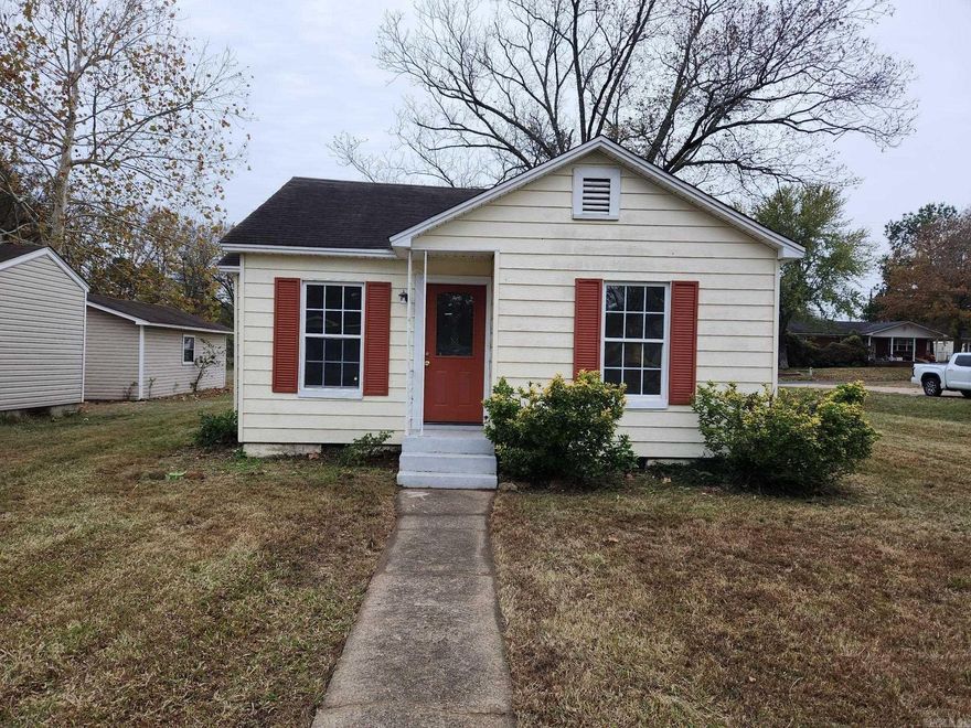 MOVE IN SPECIAL! HALF OFF FIRST MONTH’S RENT!   Cute 3BD home in Morrilton for rent and sale that is waiting for you to call home. The lease for this property is for 2 years with a 3% increase after the first year. Income has to be 3x the amount of rent.