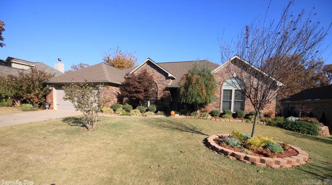 Stunning brick/siding 1 level awaits you in time for holidays! Level lot gorgeously landscaped! Grtrm has pretty double tray ceiling,FP. Chefs will love kitch knocked out in '08 w/all the whistles/bells: granite tops,travertine bksplash, island,ss gas cktop, micro.,dw,2 ovens. Brthtaking sunrm w/double glazed low e windows. Master:v'lted ceiling, shower, whrlpl tub.2 car gar:blt in cabinetry! Priv fenced yrd is entertainers delight: patio,brick pavers,deck. Roof '09,H/A '13, sec, sprnklr. Visual Tour online