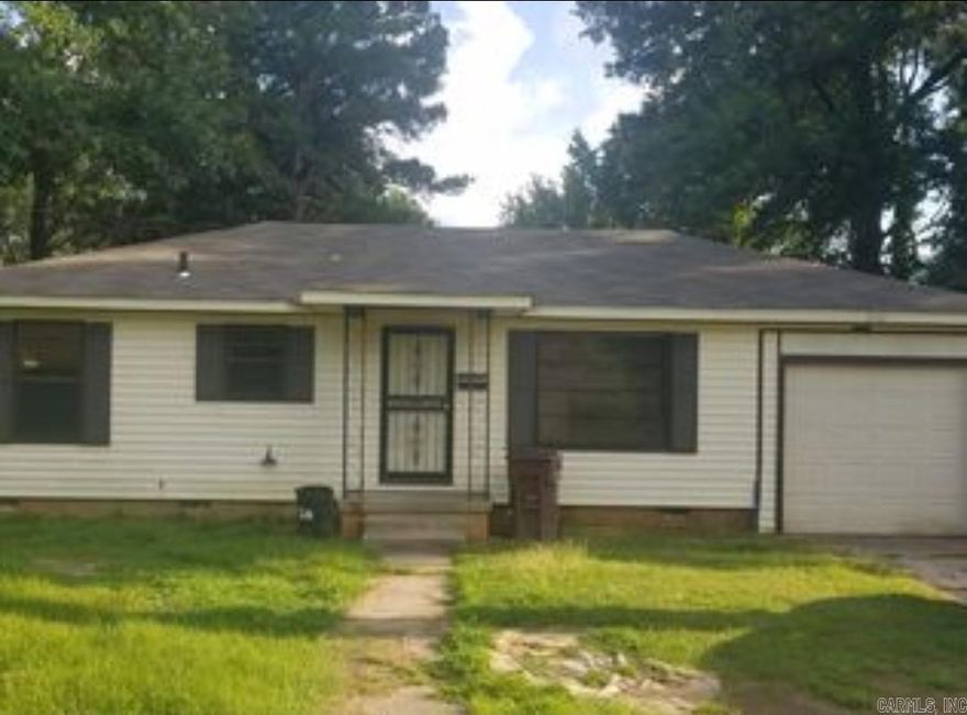 Check out this Spacious 3 bedroom, 2 bath home for rent. The two living areas and spacious backyard makes it Perfect for entertaining. This home will be a great fit for a Family or Roommates.