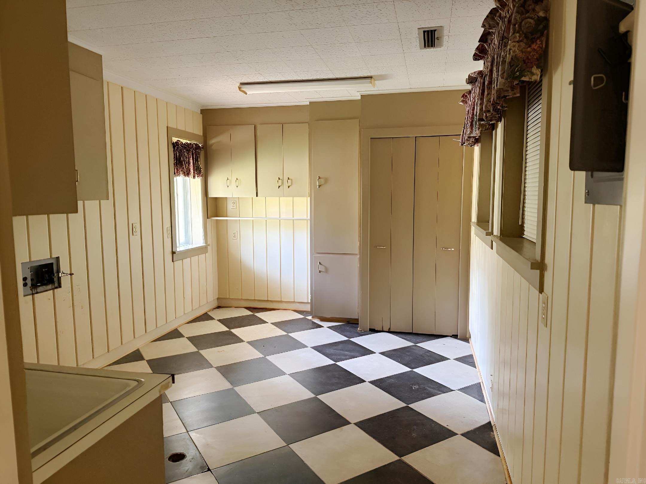 COUNTRY CLUB COLONY - Residential