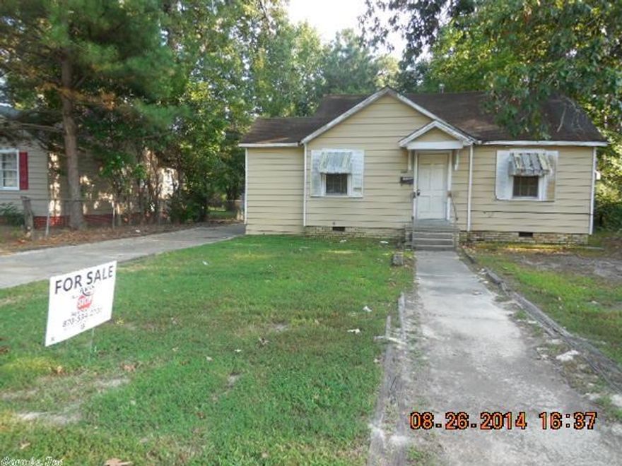 TWO BEDROOM PROPERTY GOOD FIXER UPPER FOR FIRST TIME HOME BUYER WITH SMALL FAMILY OR GOOD INVESTMENT PROPERTY FOR RENTAL.