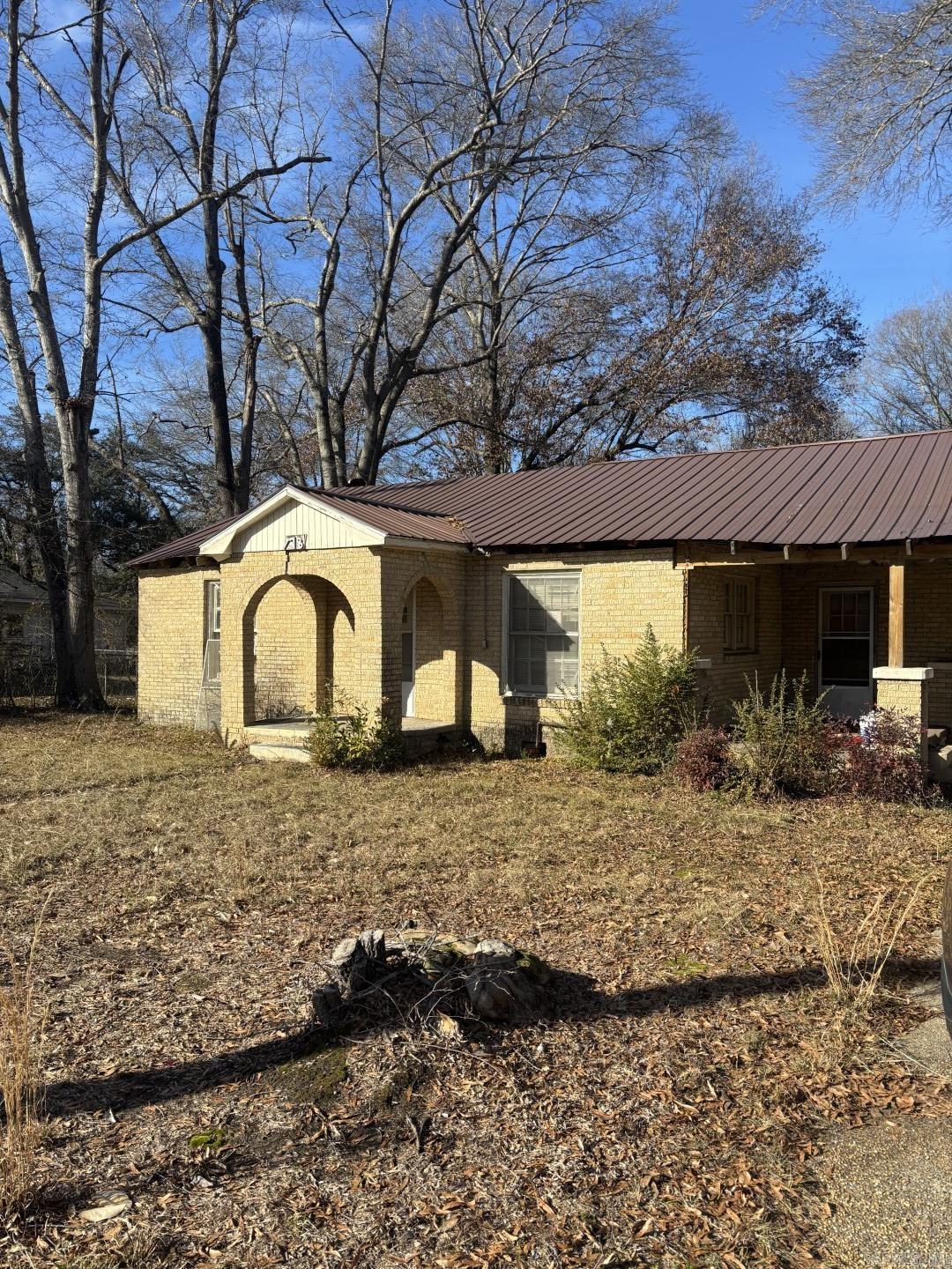 Looking for a great investment property, this would be a great one! A bit of elbow grease and she will be ready in no time! Property is being sold "AS IS".