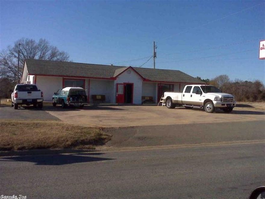 HIGHWAY FRONTAGE ON HWY 65 AT SPRINGHILL - HIGH TRAFFIC AND HIGH VISIBILITY - GREAT LOCATION!!  2192SF BUILDING - PREVIOUSLY USED AS RESTAURANT, SALON AND A HOME DECOR/GIFT STORE; PREVIOUSLY THE GREEN COW CAFE.  2 BATHROOMS ALL ELECTRIC NO EQUIPMENT  $850/MO - SECURITY DEPOSIT AND LEASE REQUIRED