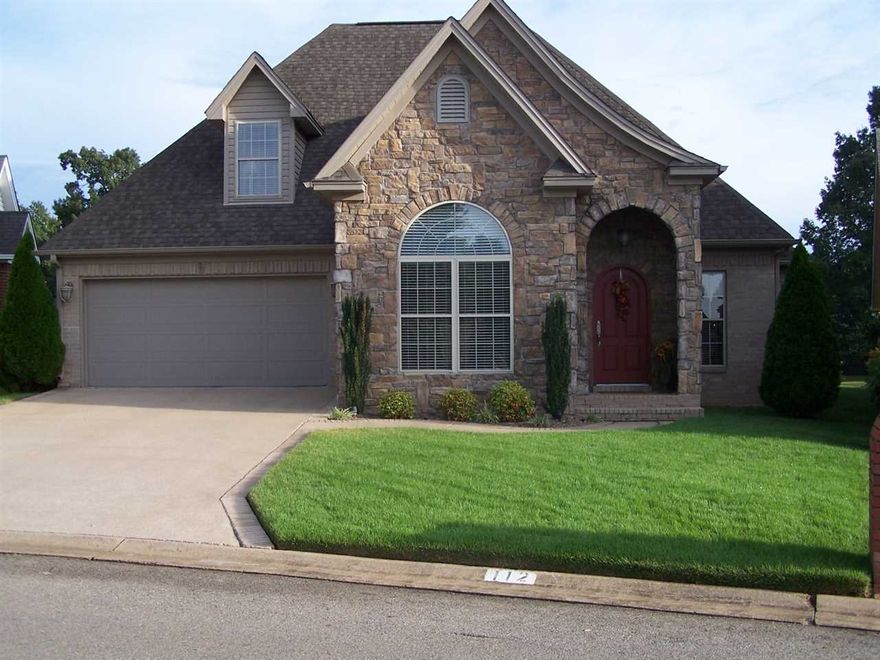 1.5 story brick and rock. 3 br/2.5 bath sitting close to golf cart road and 18th hole. House is super clean and move in ready. hardwood,Carpet, parquet & tile, picture perfect.