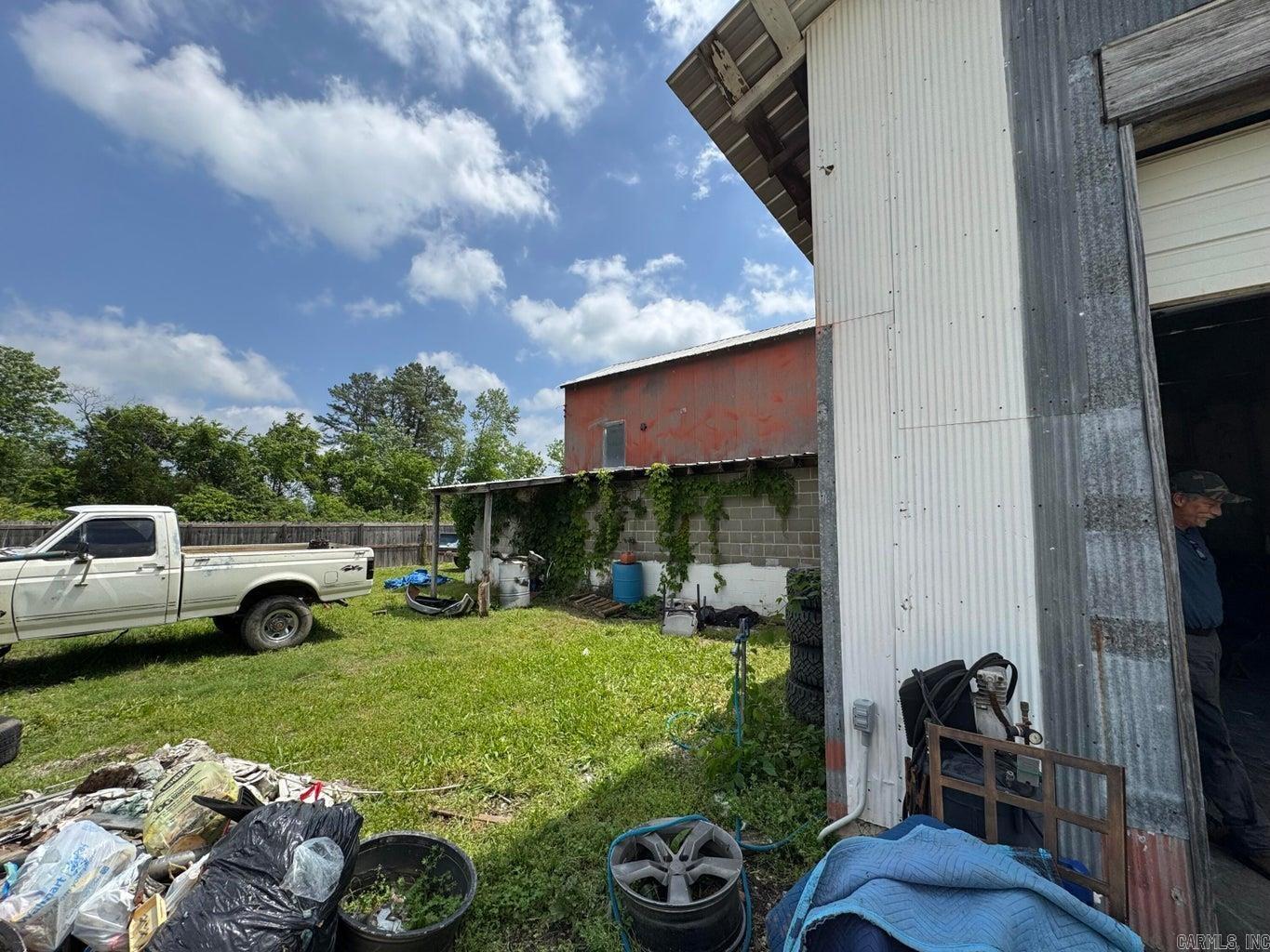 Main image without alt text