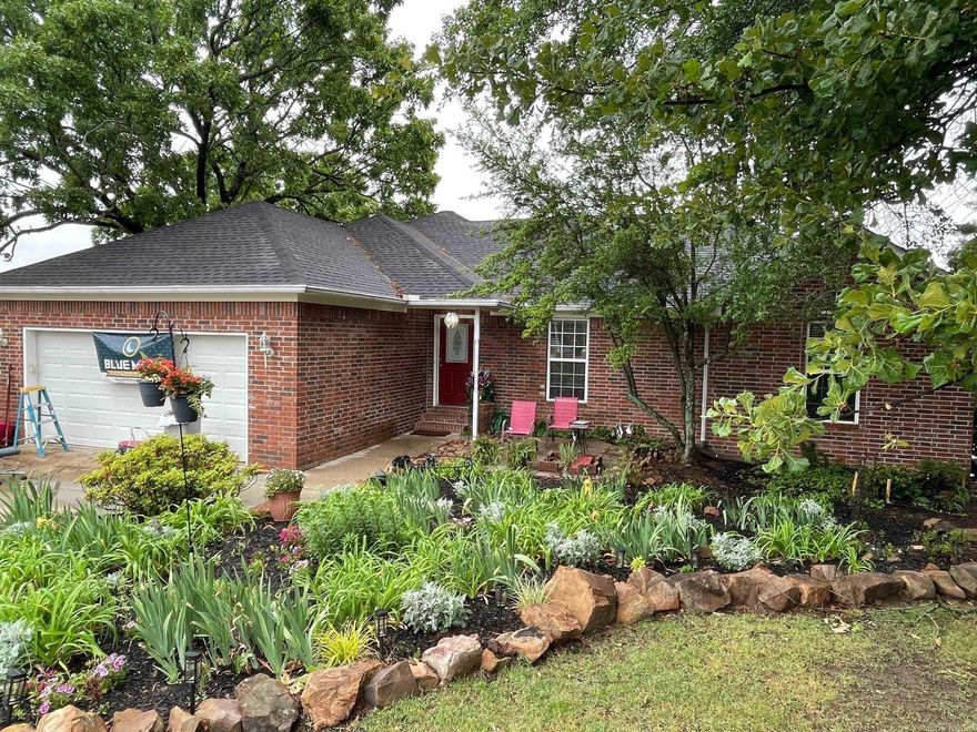 Bright cheerful 3/2. Large kitchen. 2 large bonus rooms downstairs (game room, office, etc.) Agents see remarks