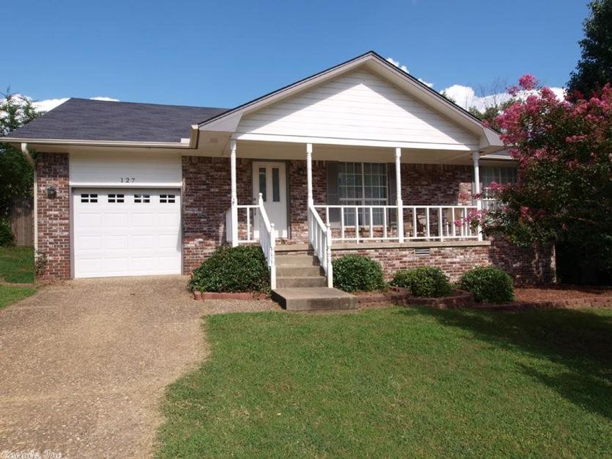 Very nice 3/2 home on cul-de-sac with approx. 1173 s.f. The home has been recently updated with new flooring, paint, and many other touches. The guest bath has been beautifully redone from top to bottom and shows very well.