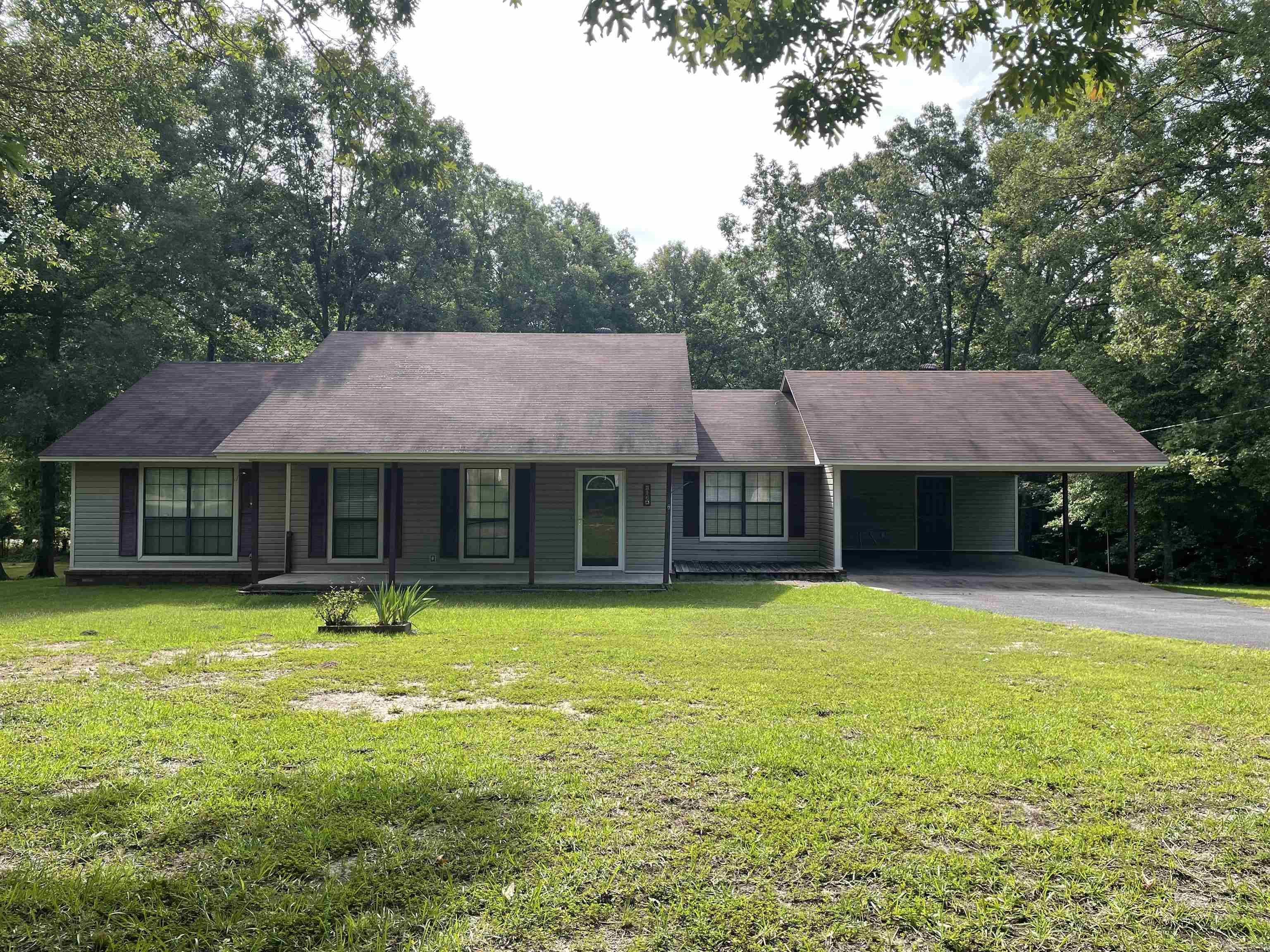 Very nice and private maintenance free home on 1 acre *** Wonderful large kitchen with tons of cabinet and counter space *** Spacious great room *** Nice screened in back porch *** shop building for the handyman *** privacy fenced backyard *** Washer/dryer/refrigerator to convey