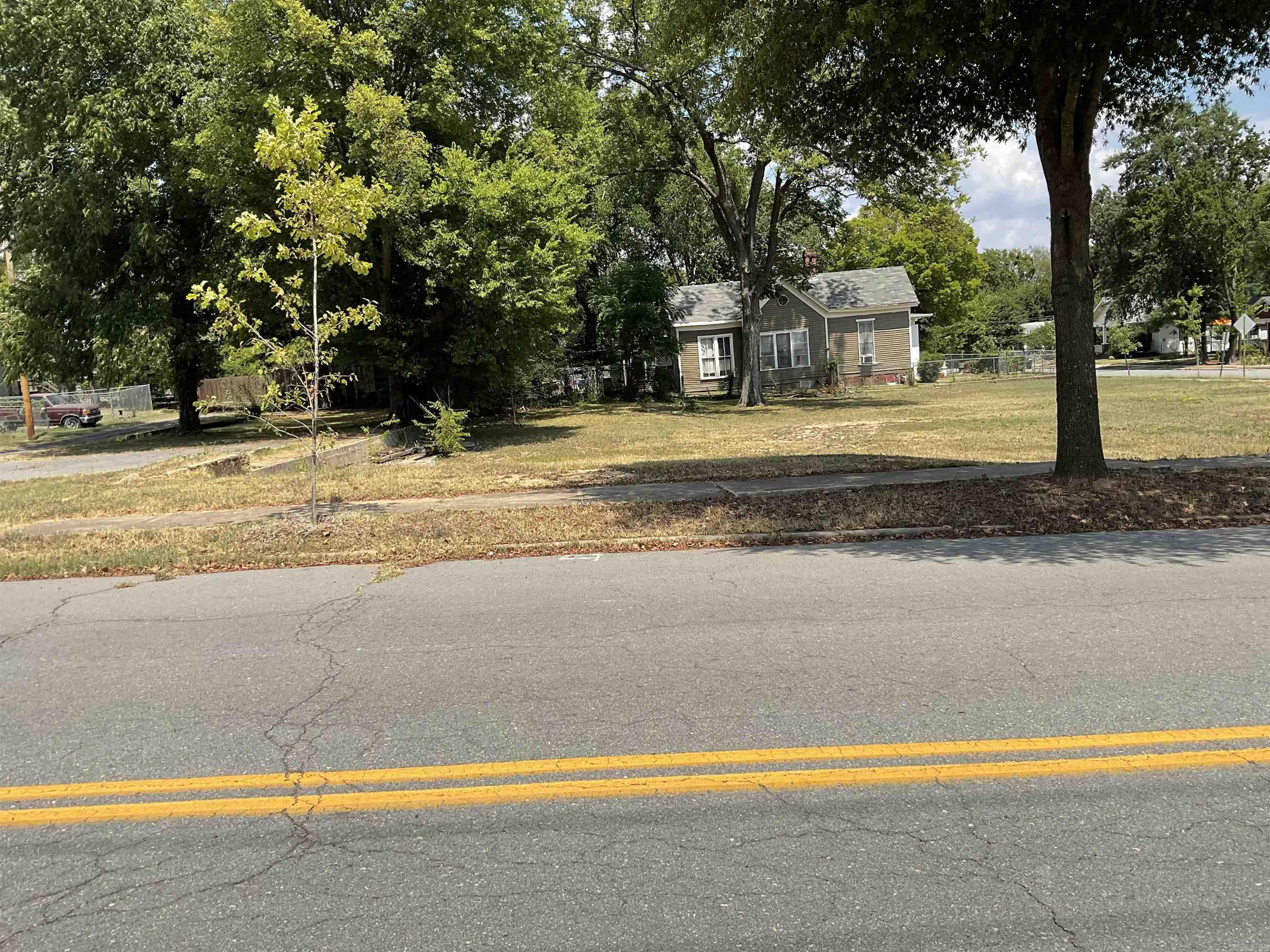 Looking to build that dream home in the city, Here's your opportunity! Located right off Main street, you have access to all that Downtown offers; dining, shopping and healthcare. Most importantly all things that living in downtown Little Rock can offer! One of the last lots in Pettaway waiting just for you. Make it yours today!