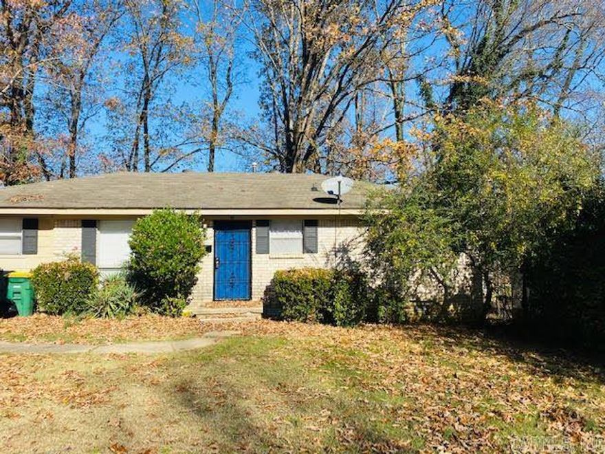 AVAILABLE NOW!! Conveniently located and ready to move in. This Recently Updated Amazing Home features Lamanite floors throughout, Fresh Paint, and very spacious Bedrooms. Make this property yours today! Tenant is responsible for Gas, Water, Electricity, and Lawn Care.