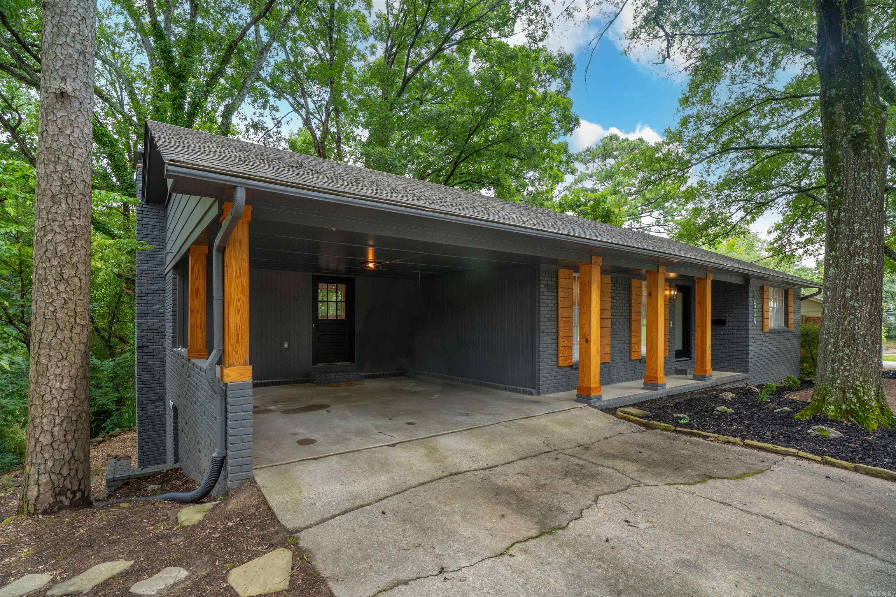 LEAWOOD MANOR - Residential