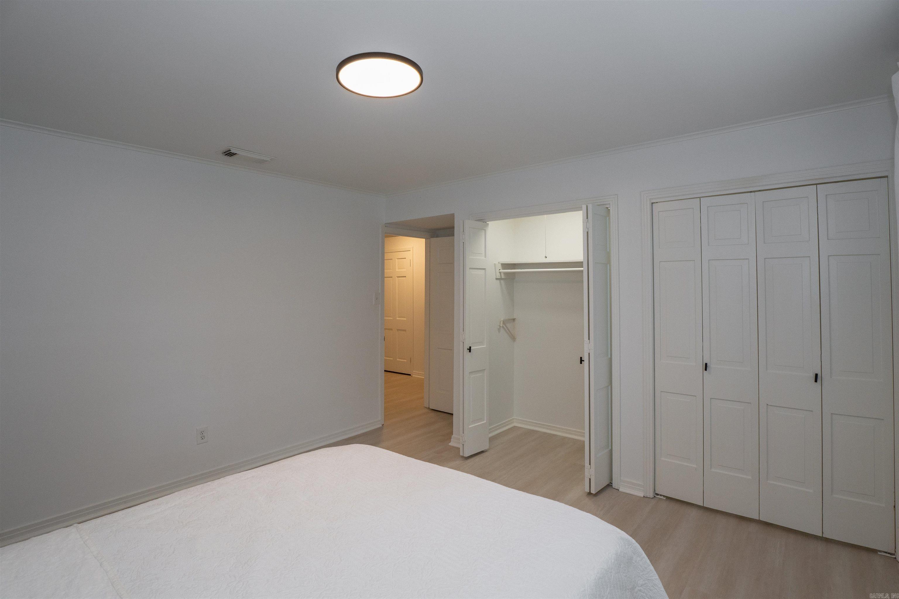 LEAWOOD MANOR - Residential