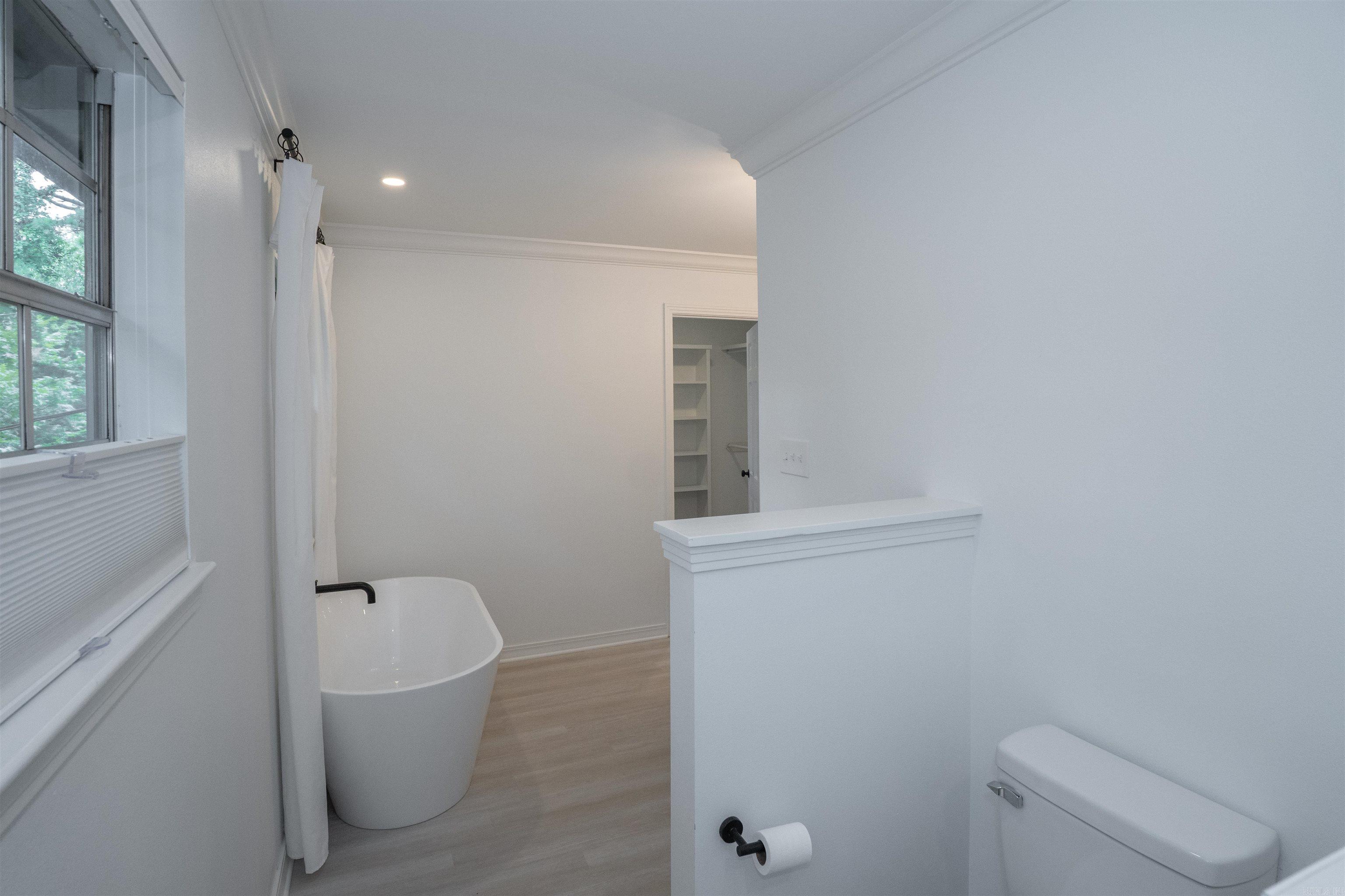 LEAWOOD MANOR - Residential