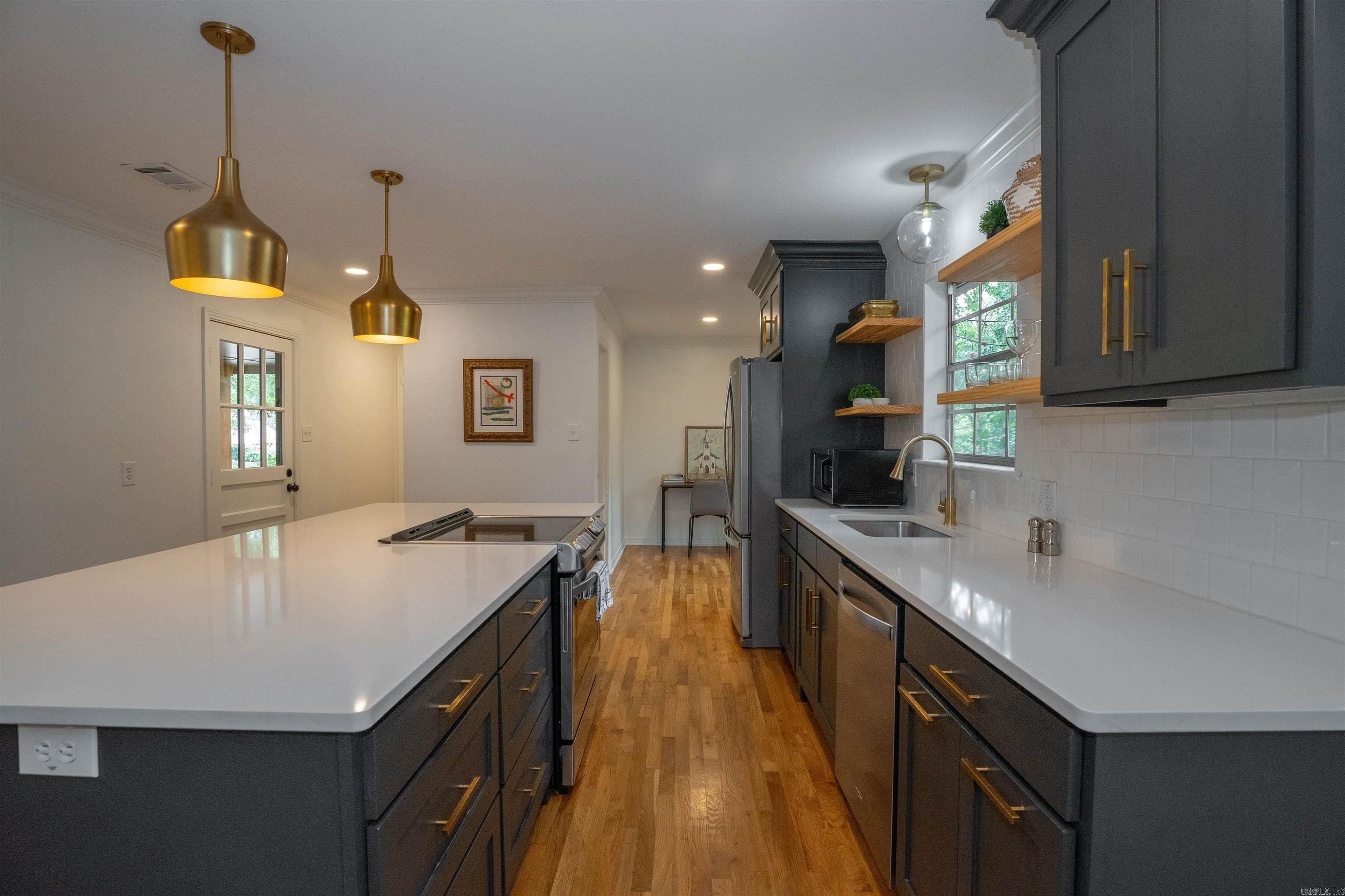 LEAWOOD MANOR - Residential