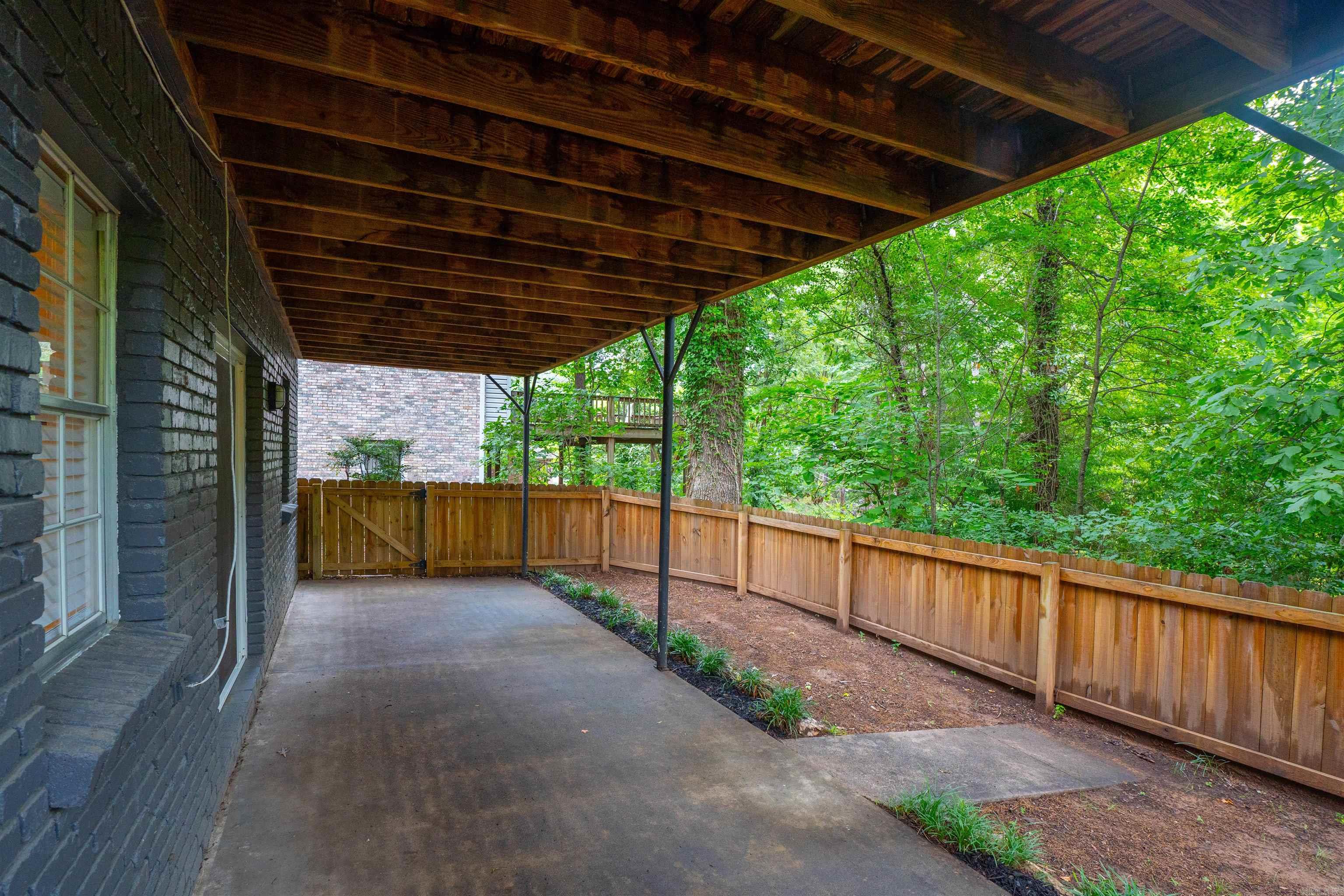 LEAWOOD MANOR - Residential