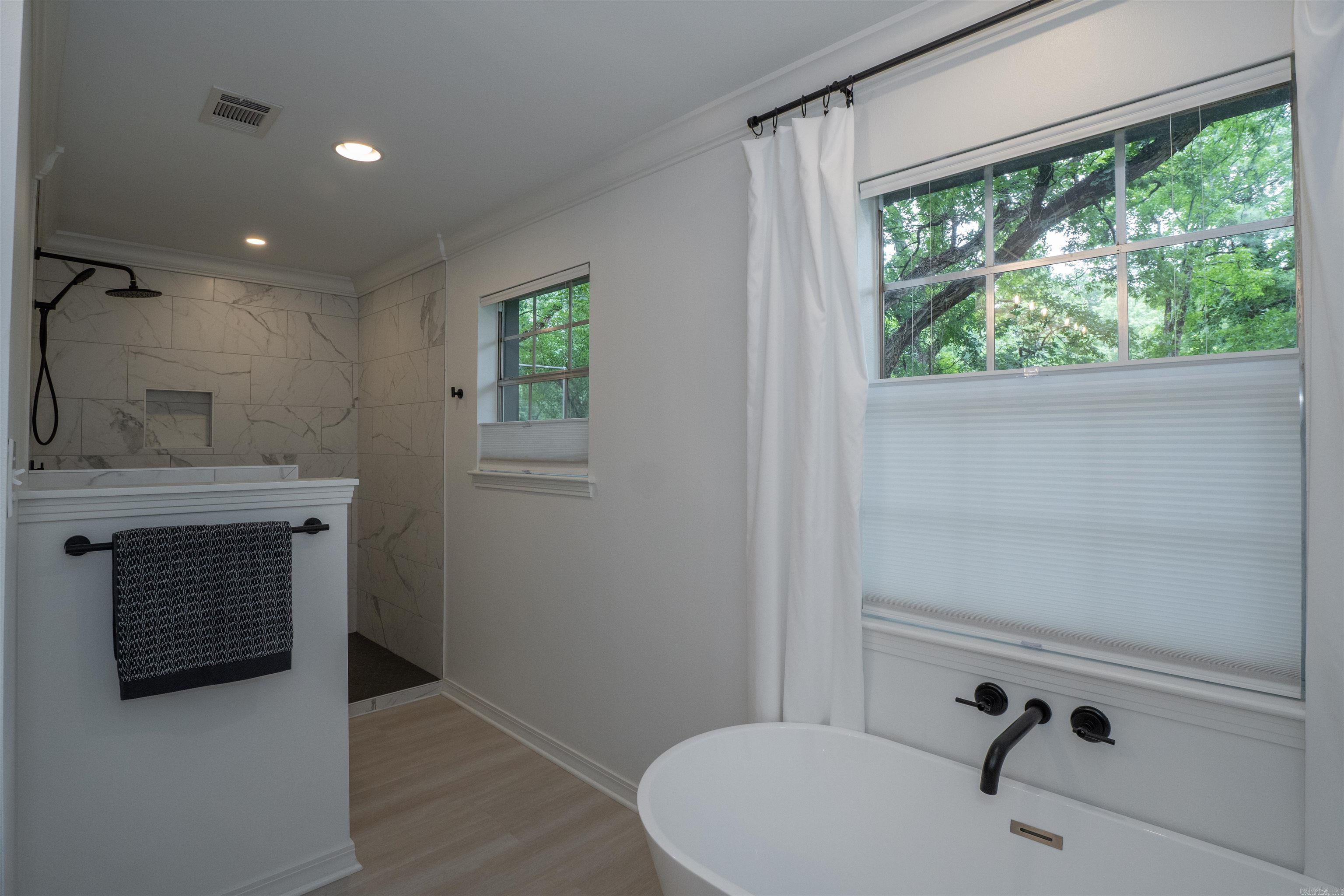 LEAWOOD MANOR - Residential