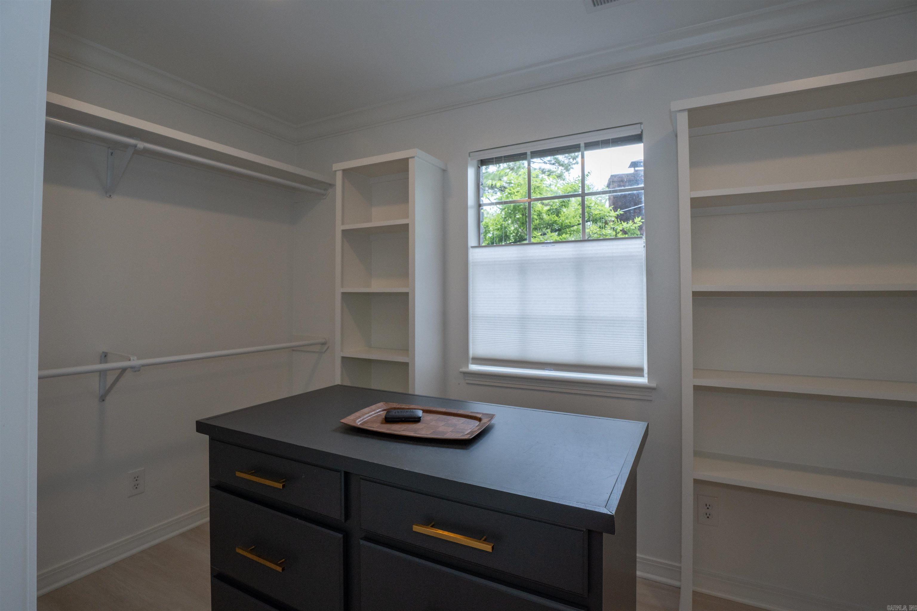 LEAWOOD MANOR - Residential