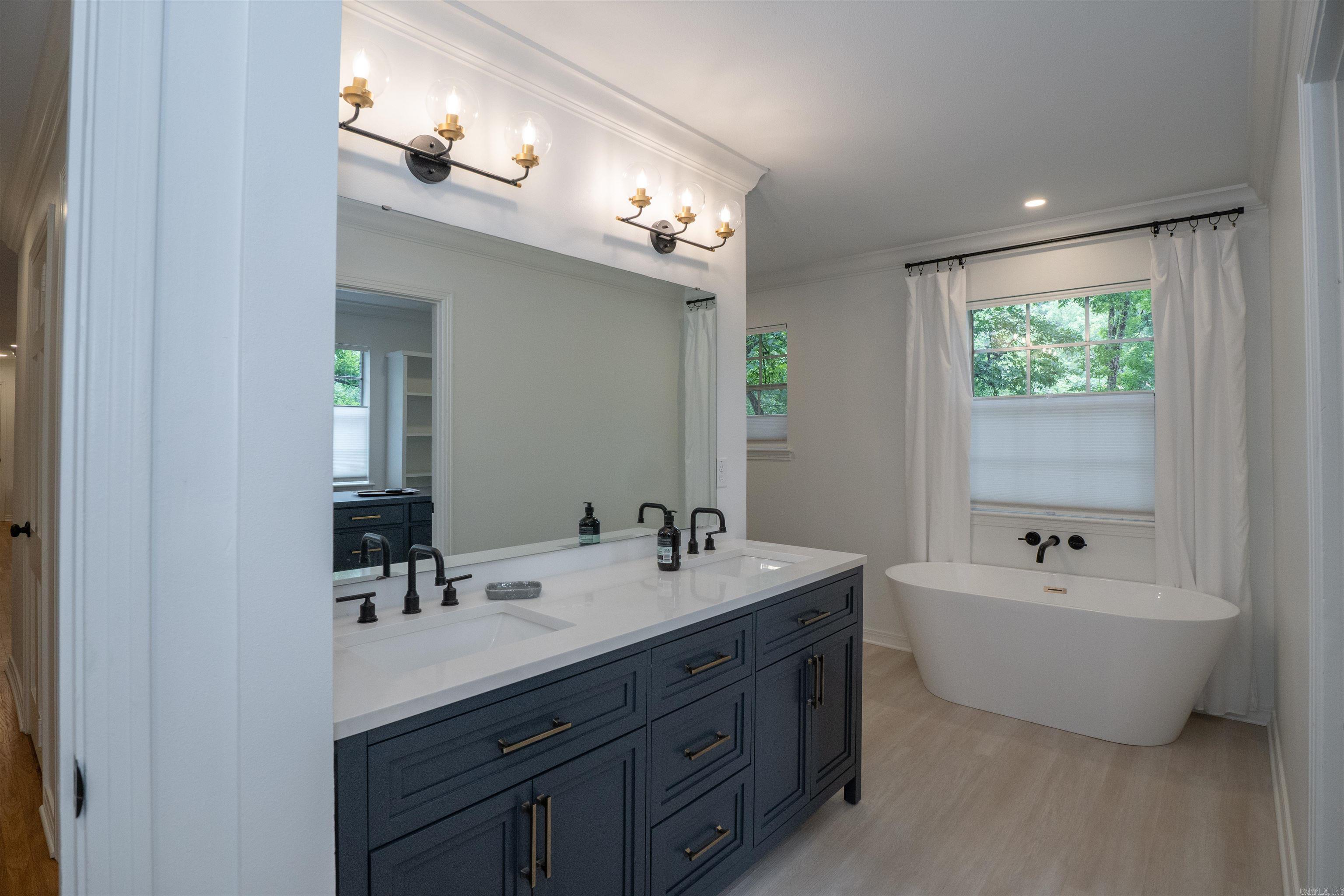 LEAWOOD MANOR - Residential