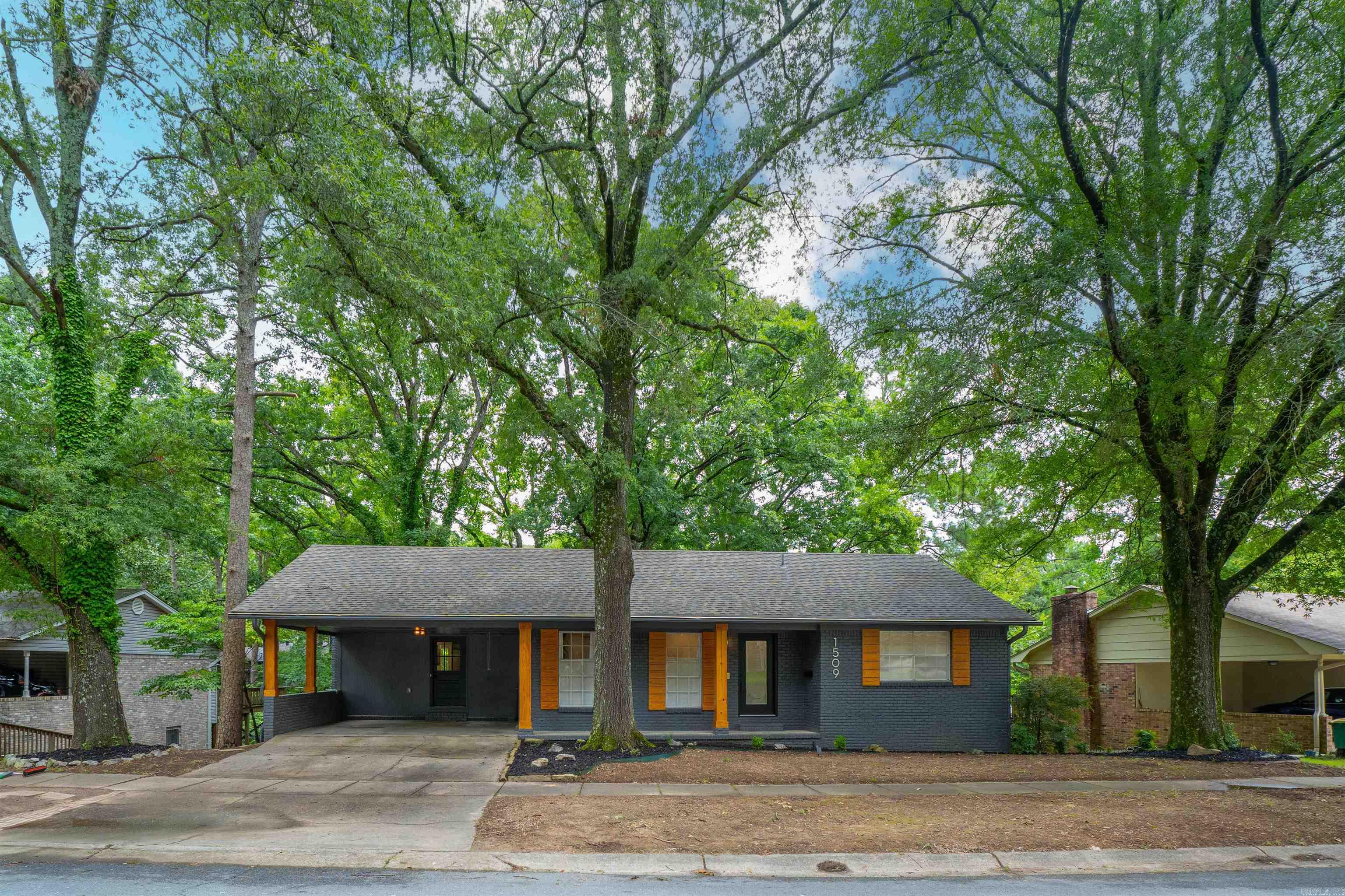 LEAWOOD MANOR - Residential