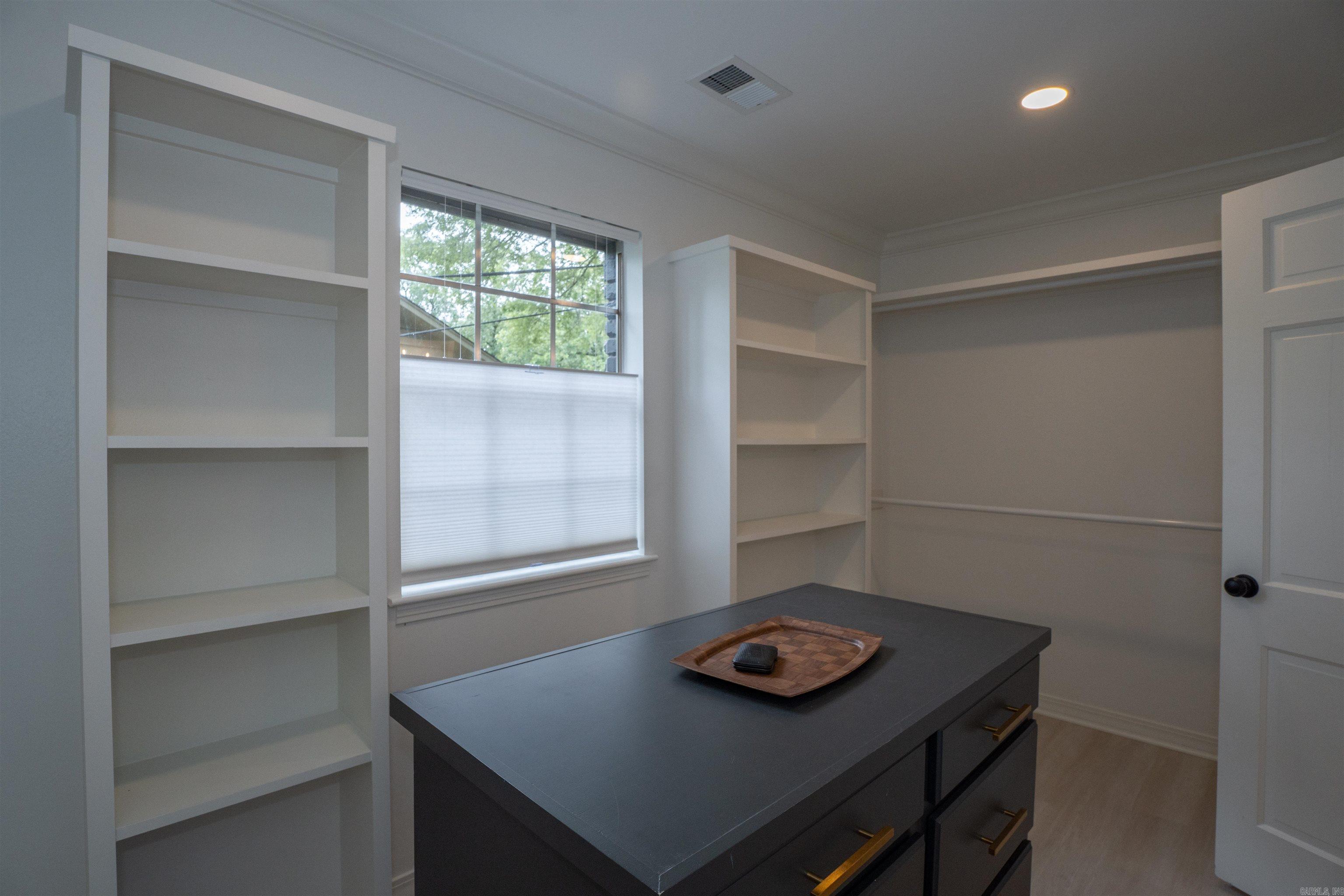 LEAWOOD MANOR - Residential