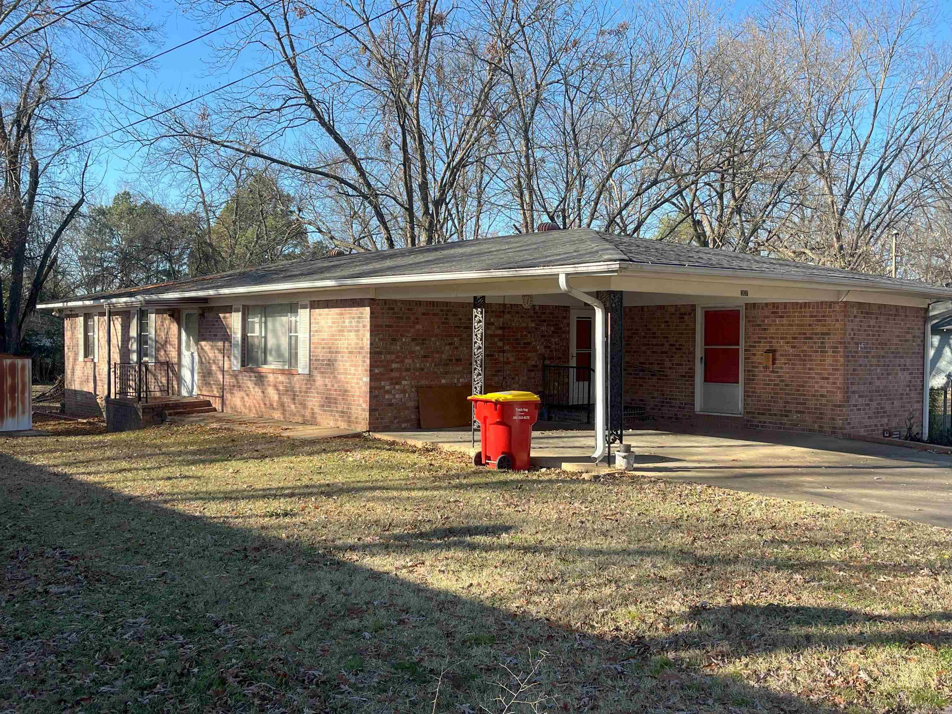 Fantastic investment property or starter home! 3 bedroom, 1.5 bath with a bonus room. Located near city park and shopping areas this is a great find. This property offers a good balance of space and amenities, plus the location adds its appeal for potential renters or buyers. AGENTS SEE REMARKS!