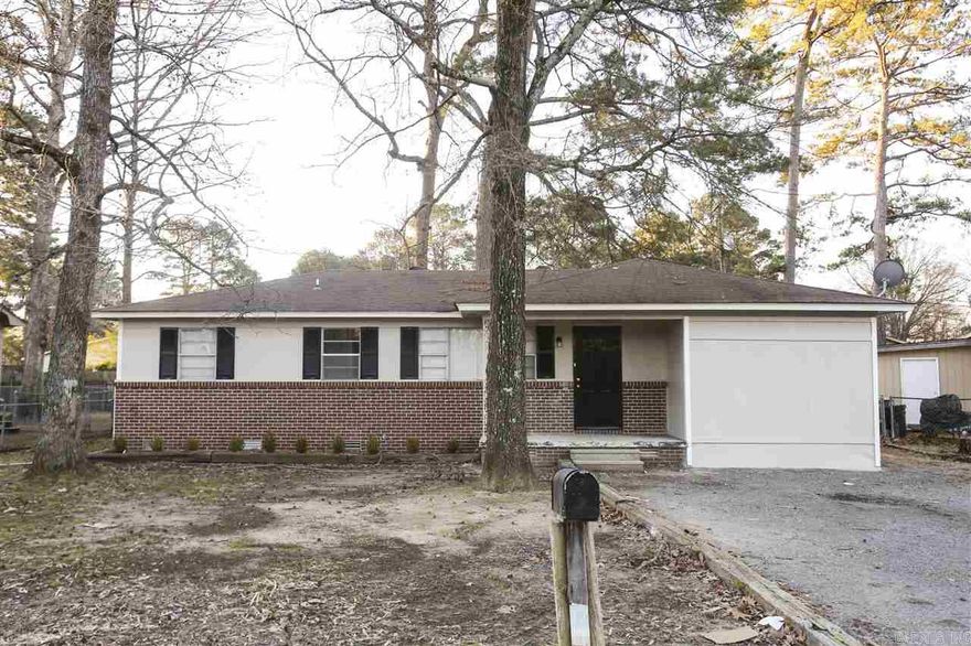 4Bd /1.5 BA home . Hardwood floors ,ceiling fans. Recent updates !